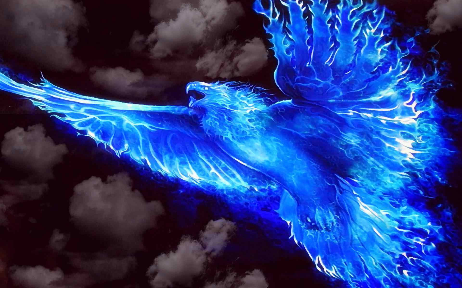 一隻發光的藍色鳳凰，翅膀燃燒，飛過烏雲。 — 鳳凰 GIF 壁紙