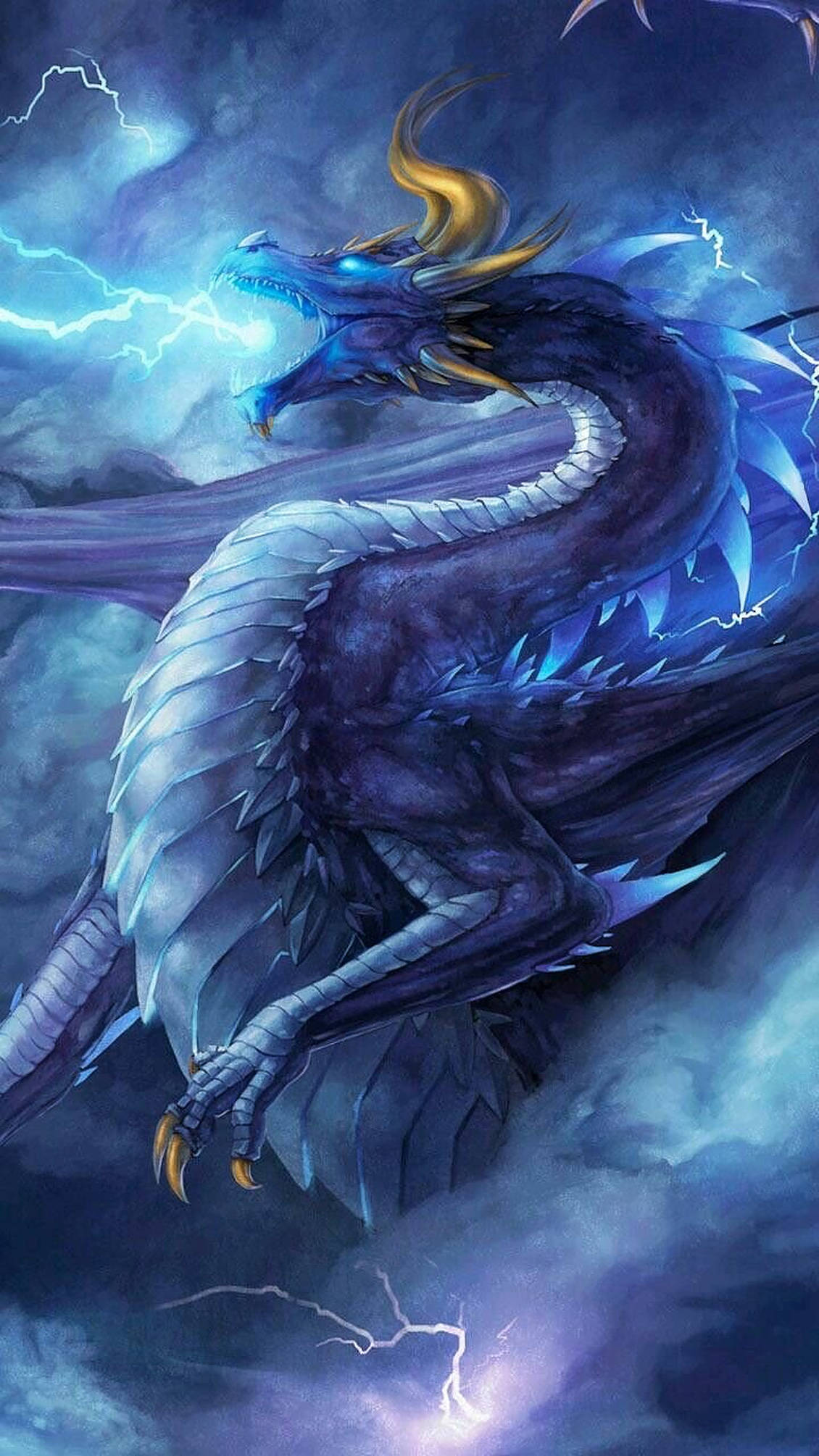 雷龍 桌布 壁紙 — 一隻雄偉的藍色龍，擁有金色角，周圍閃電劈啪作響，在暴風雨的紫色天空中翱翔。