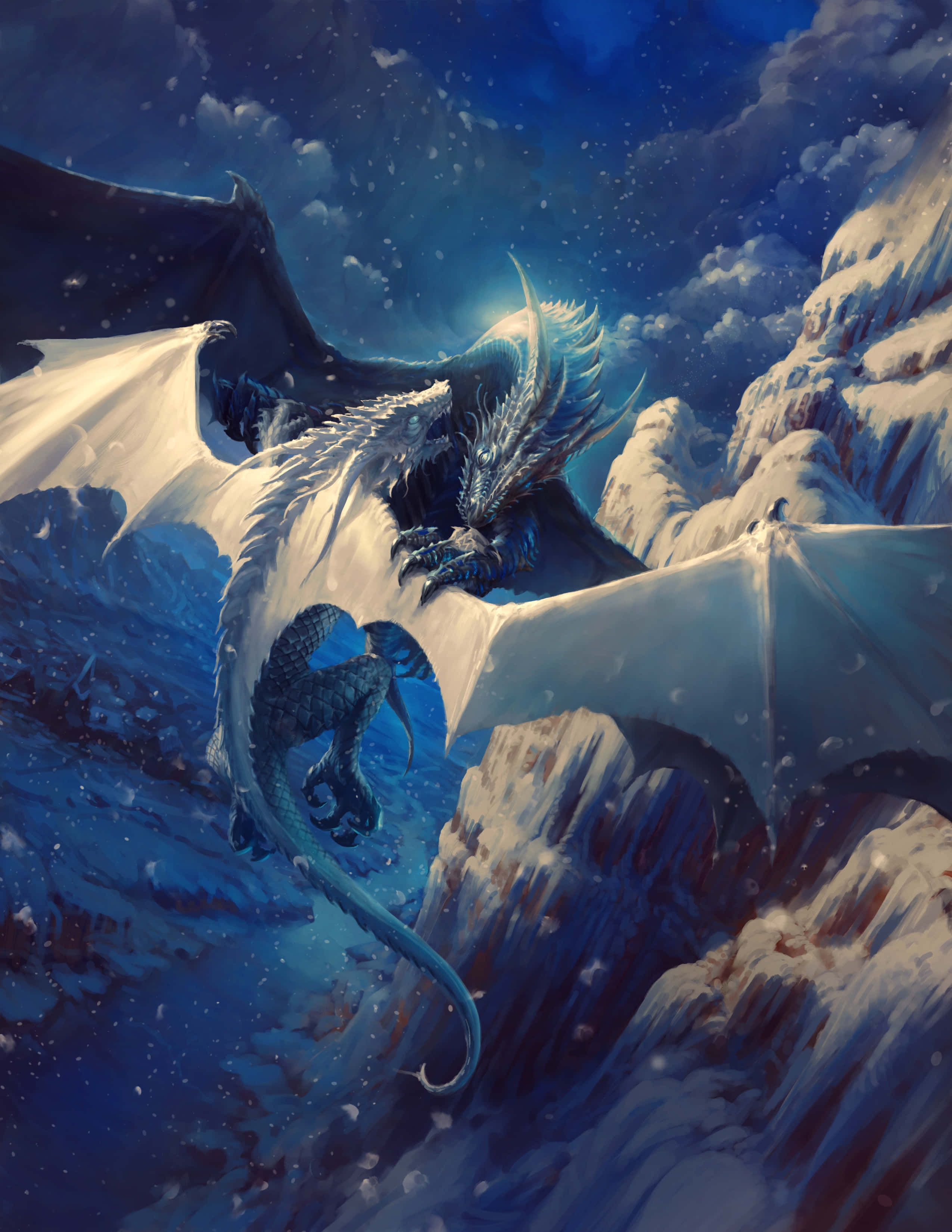 Mythical Dragon 桌布 壁紙 — 一隻雄偉的藍色龍，眼睛發光，在星空下的雪覆蓋山脈上空翱翔。