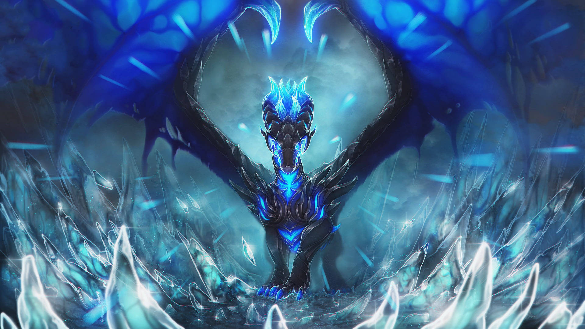 Ice Dragon 桌布 壁紙 — 一隻雄偉的藍色龍，眼睛發光，翅膀冰冷，站在冰霜洞穴中參差不齊的水晶 formations 之間。