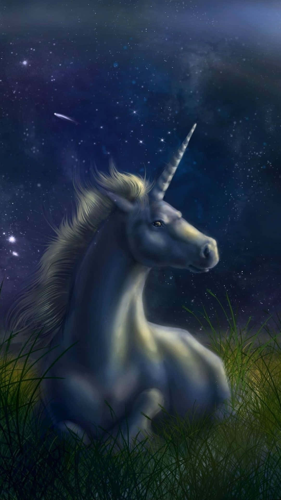 獨角獸 桌布 壁紙 — 一隻雄偉的銀色獨角獸在發光的草地上休息，頭上是繁星點點的夜空，一顆流星劃過天際。