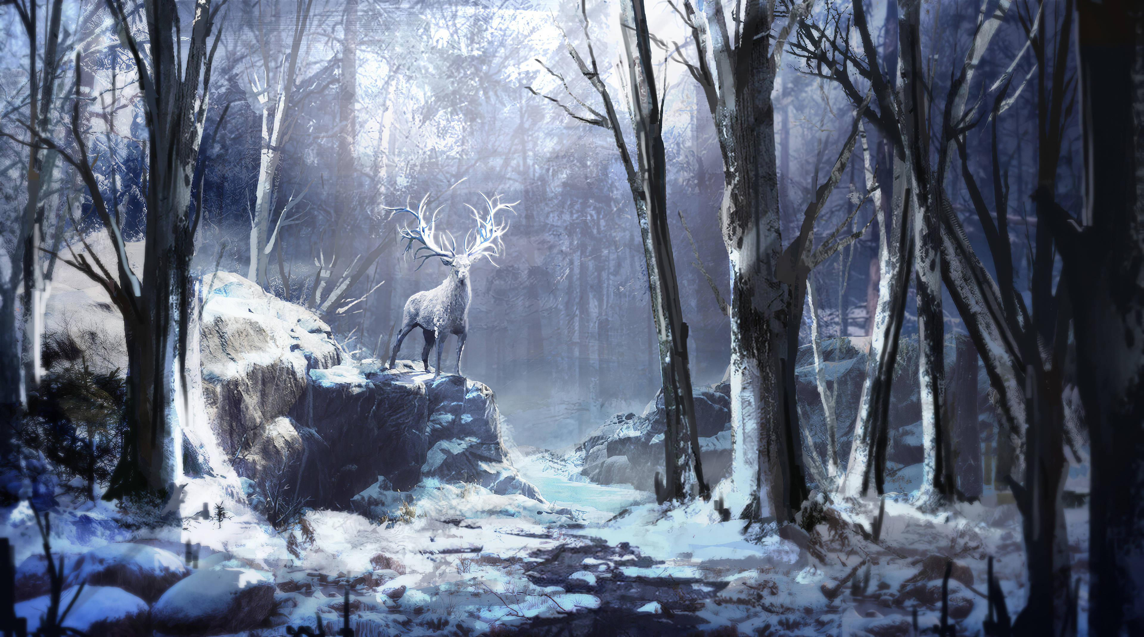 Reindeer 桌布 壁紙 — 一隻雄偉的銀色雄鹿，鹿角發光，站在被柔和藍光籠罩的霧氣冬日森林中的雪岩上。