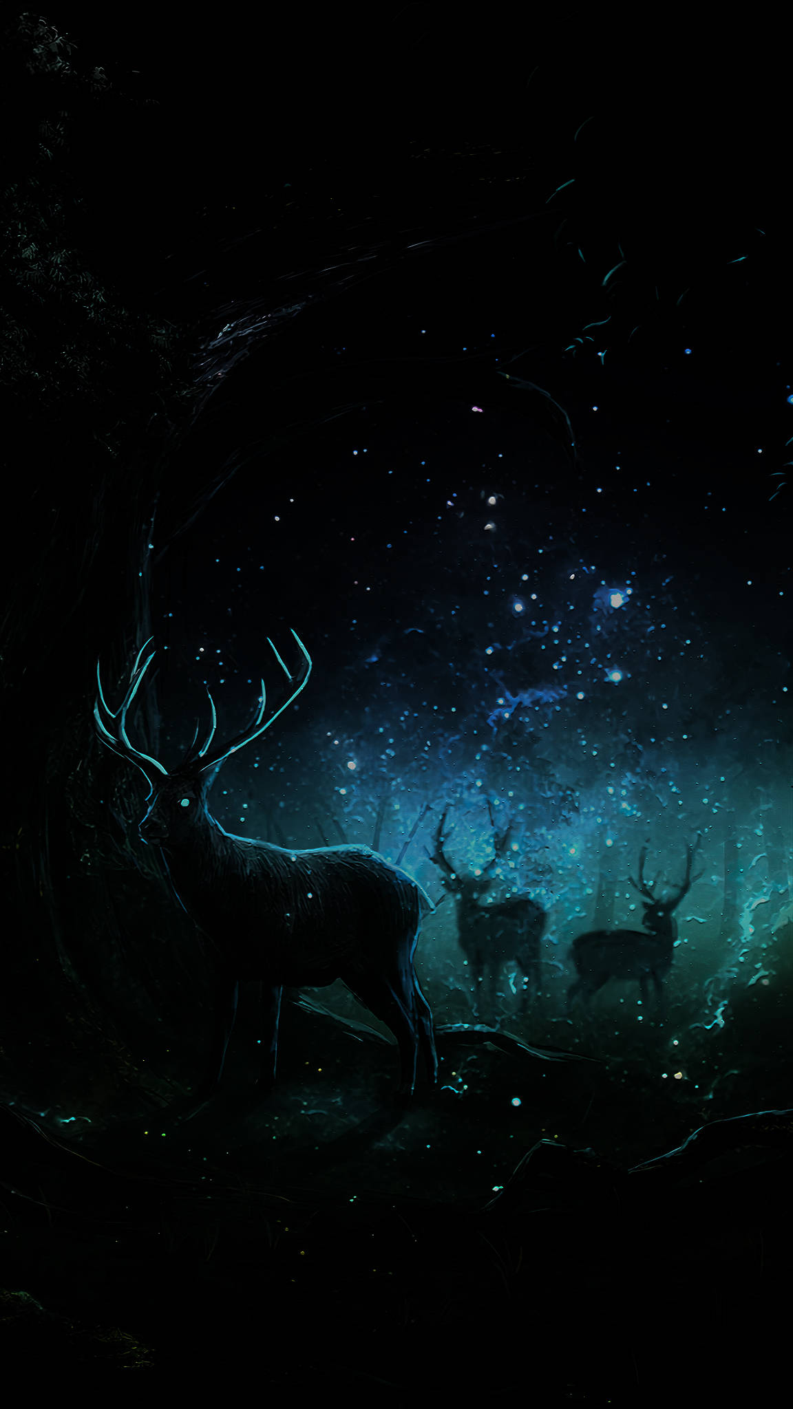 Deer iPhone 桌布 壁紙 — 一隻雄偉的雄鹿站在星空下，身處一個散發著空靈藍光的黑暗魔法森林中。