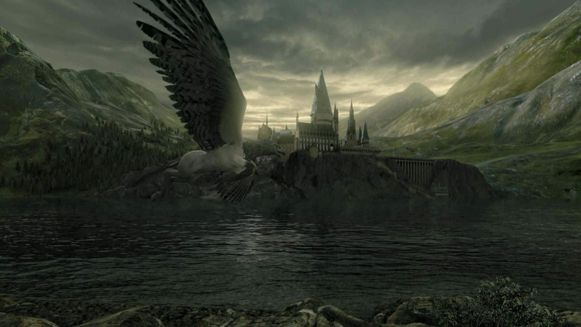The Battle Of Hogwarts 桌布 壁紙 — 一隻雄偉的鷹在霧氣瀰漫的湖面上翱翔，飛向一座坐落在崎嶇山脈中的宏偉城堡，天空風起雲湧。