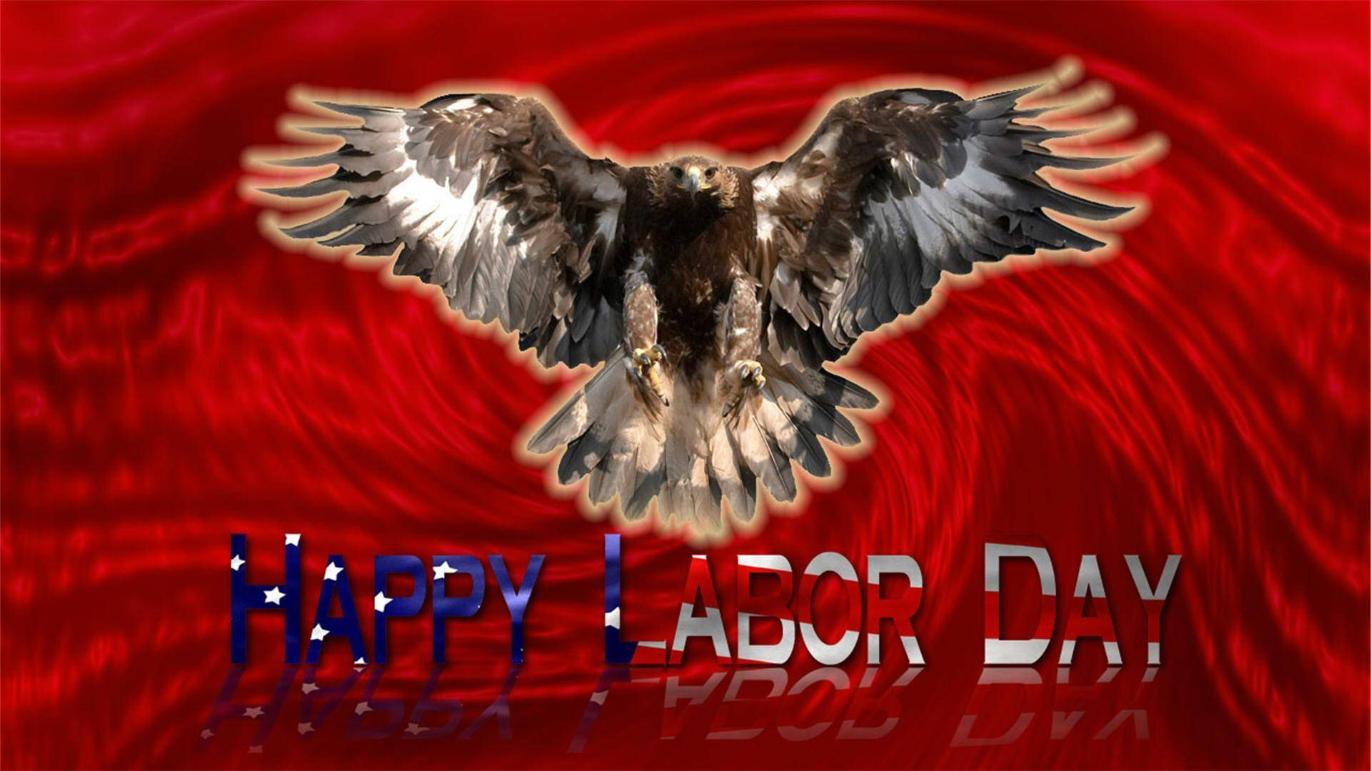 Labor 桌布 壁紙 — 一隻雄偉的鷹展開翅膀，在鮮豔的紅色布料背景上翱翔，上面有愛國色彩的「Happy Labor Day」文字。