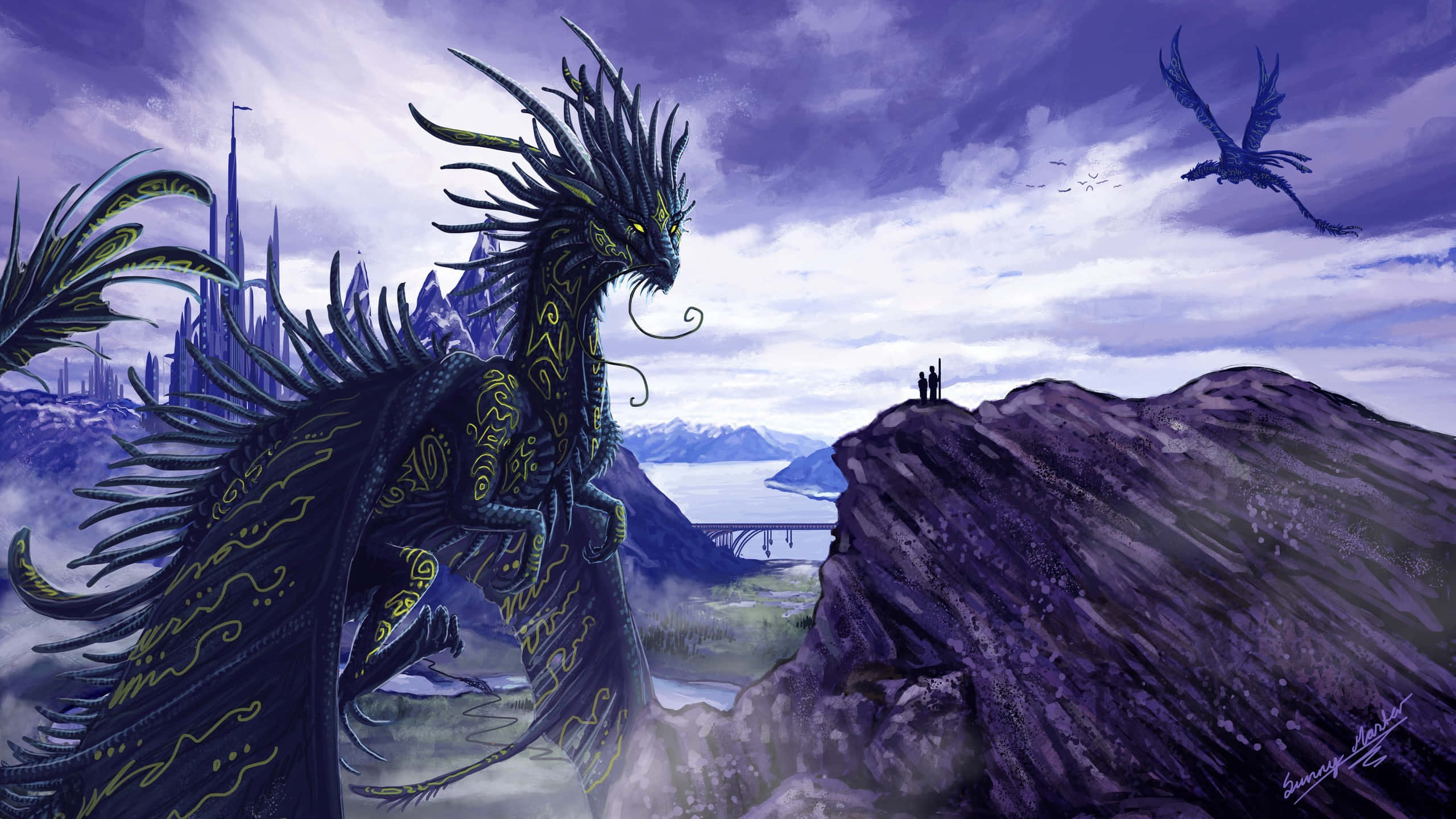 Mystical Dragon 桌布 壁紙 — 一隻雄偉的黑色龍，帶有發光的黃色圖案，站在懸崖頂上，俯瞰著遙遠的城市和海洋，天空是暴風雨的紫色。