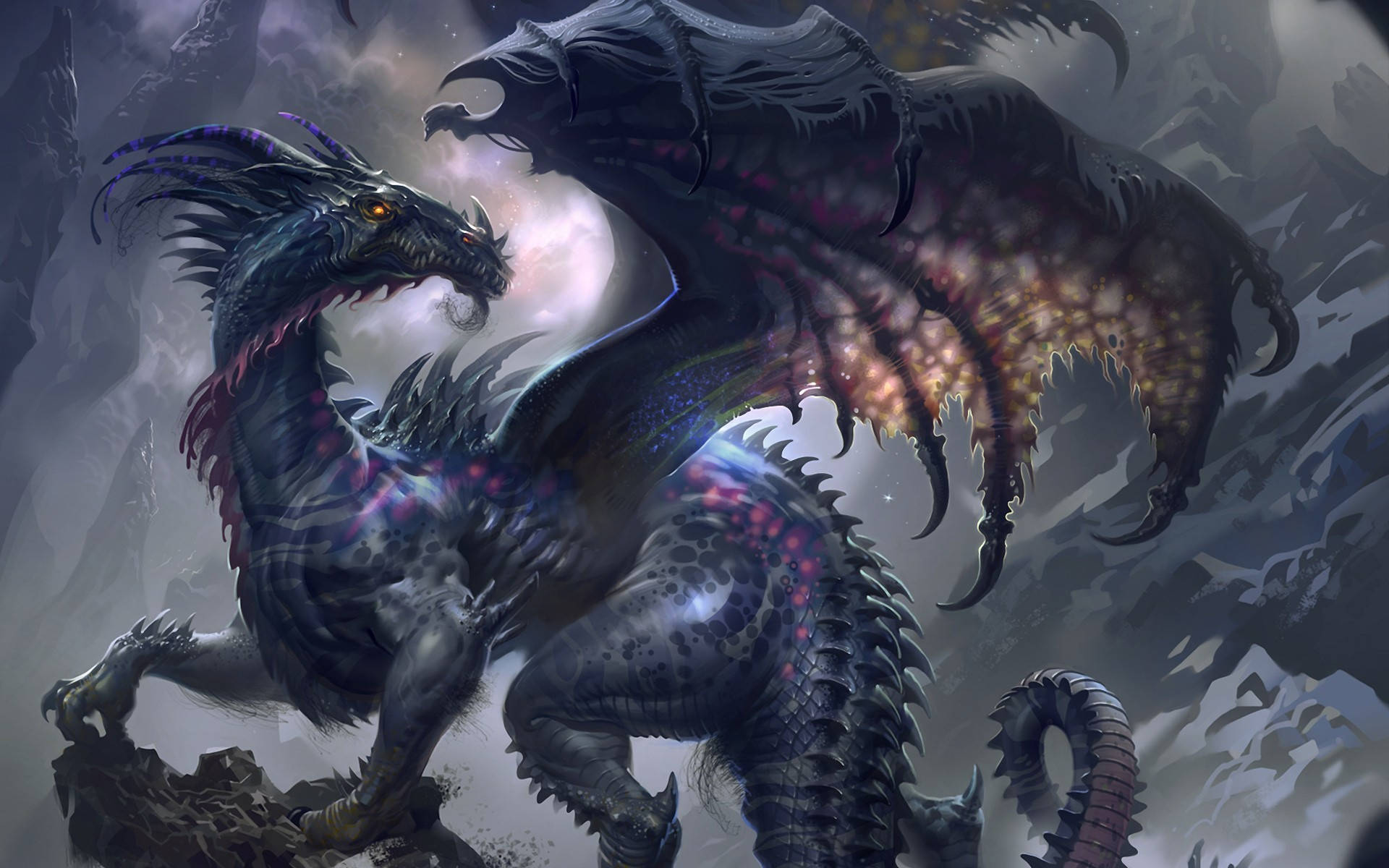 Coolest Dragon 桌布 壁紙 — 一隻雄偉的黑色龍，擁有發光的眼睛和紫色點綴，站在岩石山峰上，背景是霧氣繚繞的山脈。