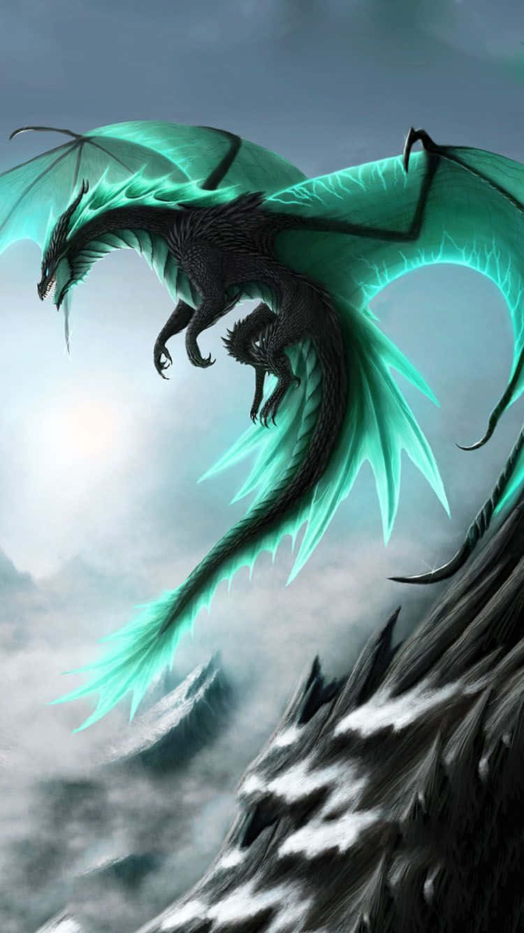 Mystical Dragon 桌布 壁紙 — 一隻雄偉的黑色龍，擁有發光的青綠色翅膀，在雲層密佈的天空下翱翔於白雪覆蓋的山峰之上。