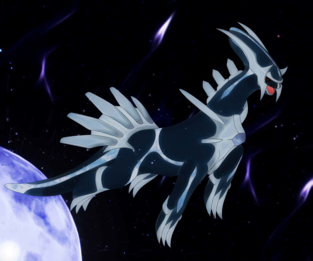 Dialga 桌布 壁紙 — 一隻雄偉的黑銀色龍在星光宇宙虛空中翱翔，旁邊是一顆發光的藍色星球。