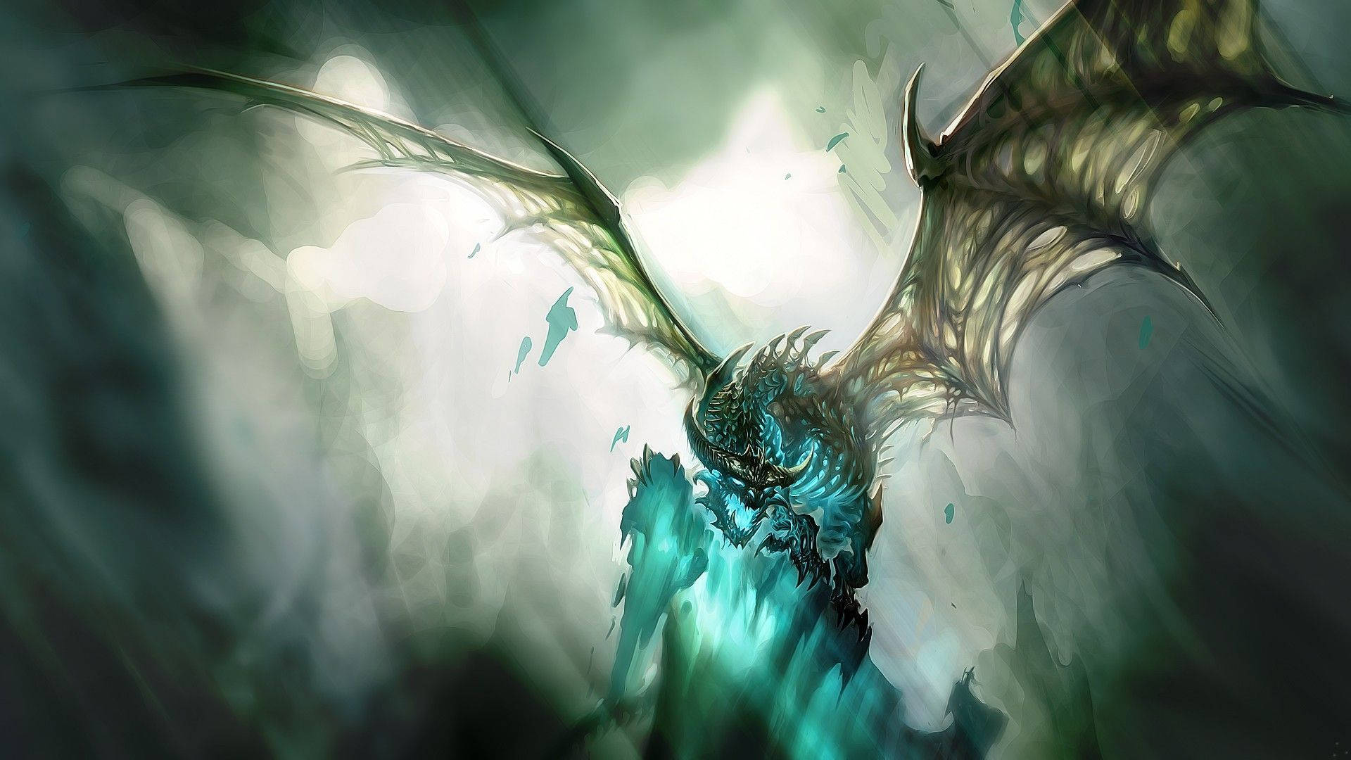 Light Dragon 桌布 壁紙 — 一隻雄偉的龍，擁有發光的青綠色鱗片和展開的翅膀，從旋轉的迷霧中出現，背景是明亮的逆光。