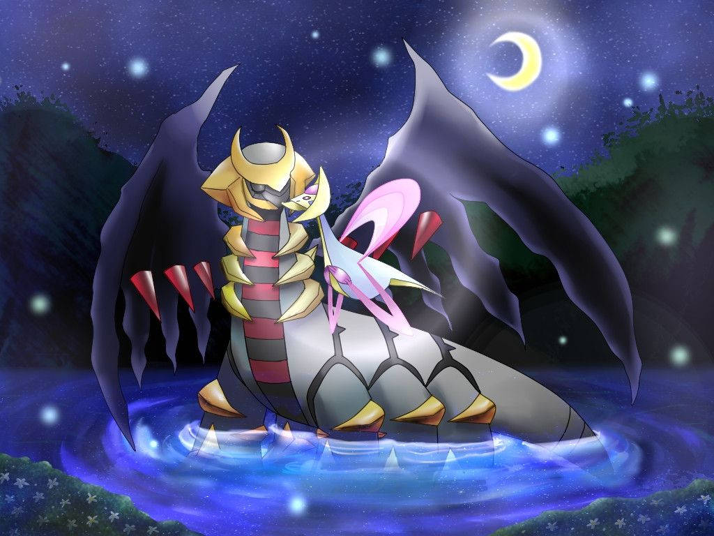 Giratina 桌布 壁紙 — 一隻雄偉的龍系寶可夢，擁有金色角和紫色翅膀，站在新月下發光的藍色水中。