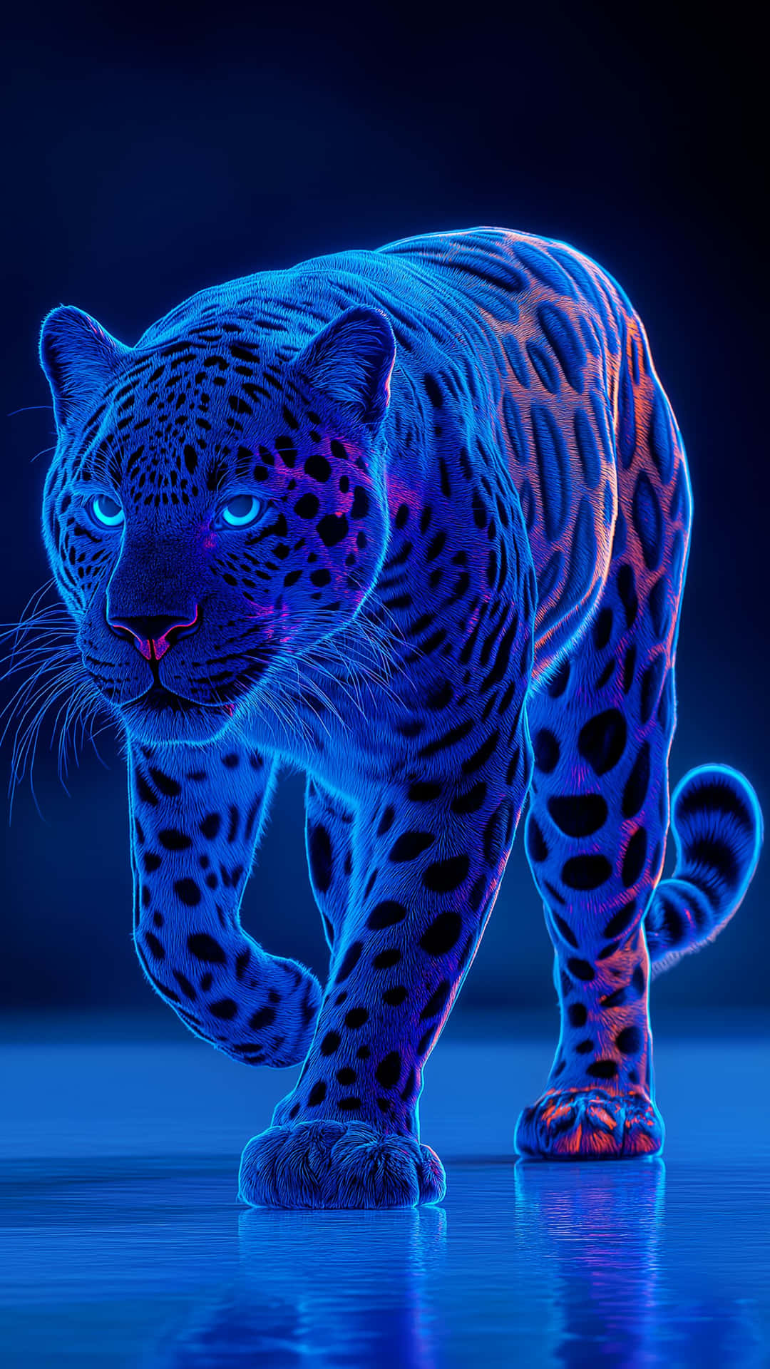 A majestic neon blue jaguar with piercing glowing eyes emerges from the shadows 壁紙 — 一隻霓虹藍色和紫色的美洲虎在黑暗背景下的反光表面上向前邁步。