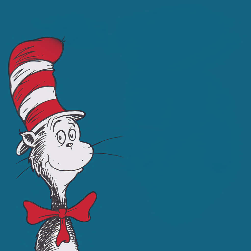 Cat In The Hat 桌布 壁紙 — 一隻頑皮的白貓，戴著紅白條紋帽子和紅色蝴蝶結，在純青色背景上向上凝視。