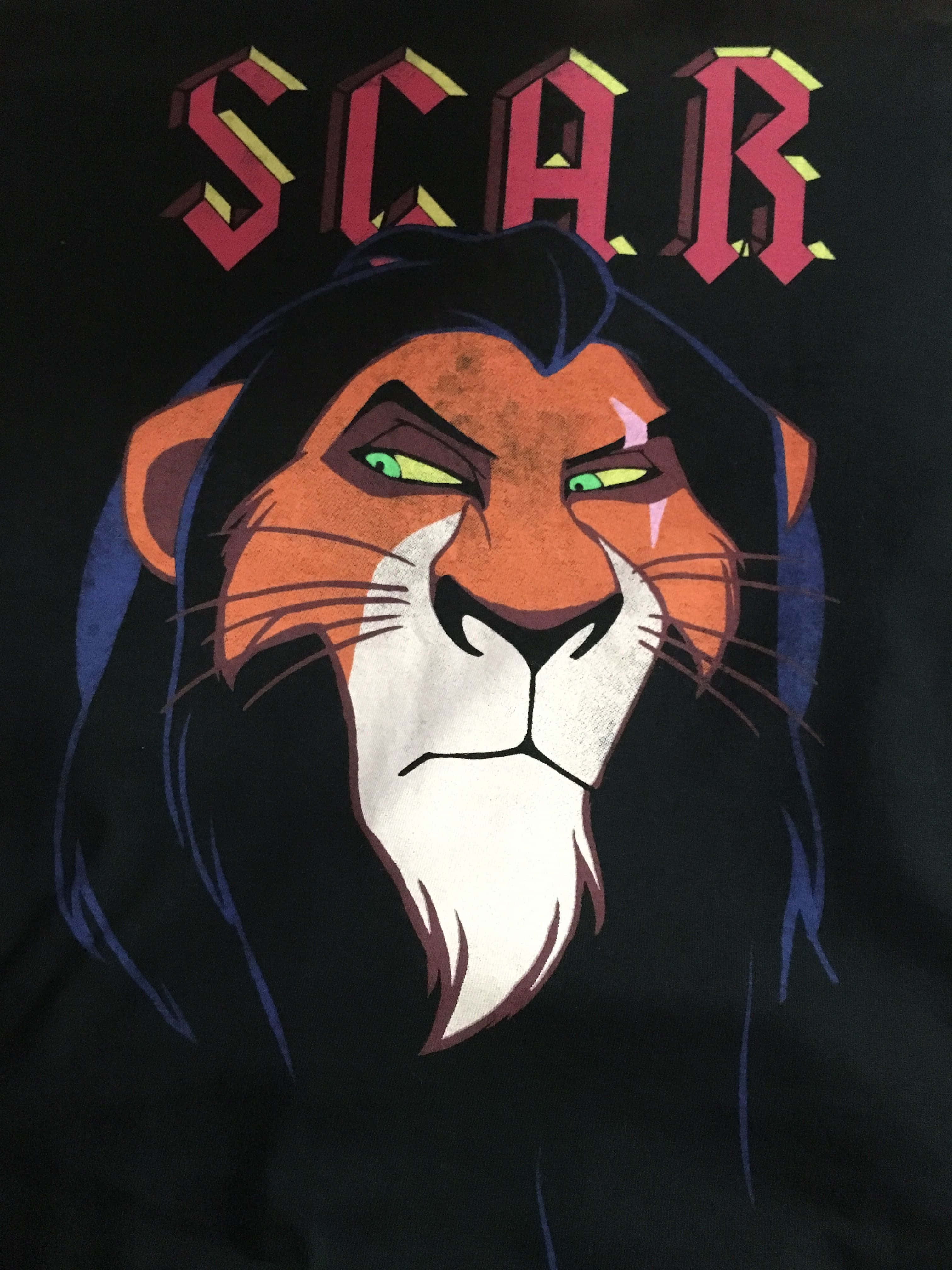 Lion King Scar 桌布 壁紙 — 一隻風格化的卡通獅子，有著綠色眼睛和一道疤痕，在粗體紅色字母SCAR下方威脅地凝視。