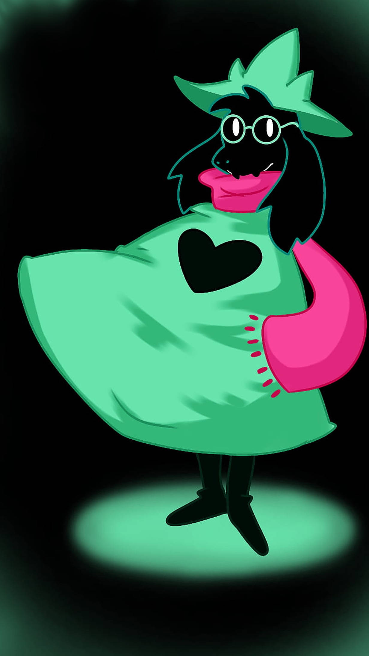 Ralsei 桌布 壁紙 — 一隻風格化的卡通鳥，穿著帶有心形鏤空和粉色手套的綠色連衣裙，站在聚光燈下，背景為深色。