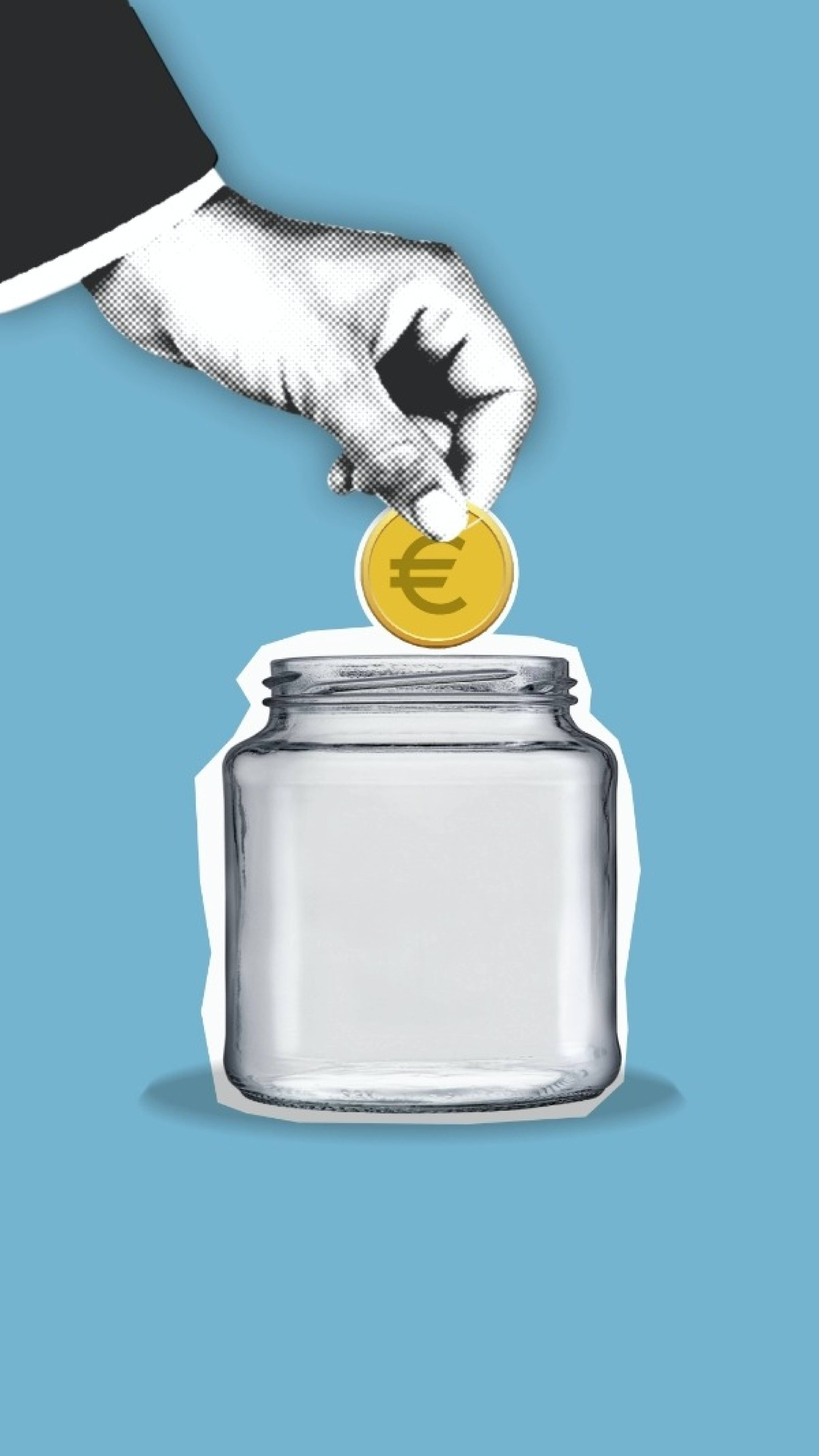 金錢 桌布 壁紙 — 一隻風格化的手將一枚金色歐元硬幣掉入一個透明的玻璃罐中，背景為純藍色。