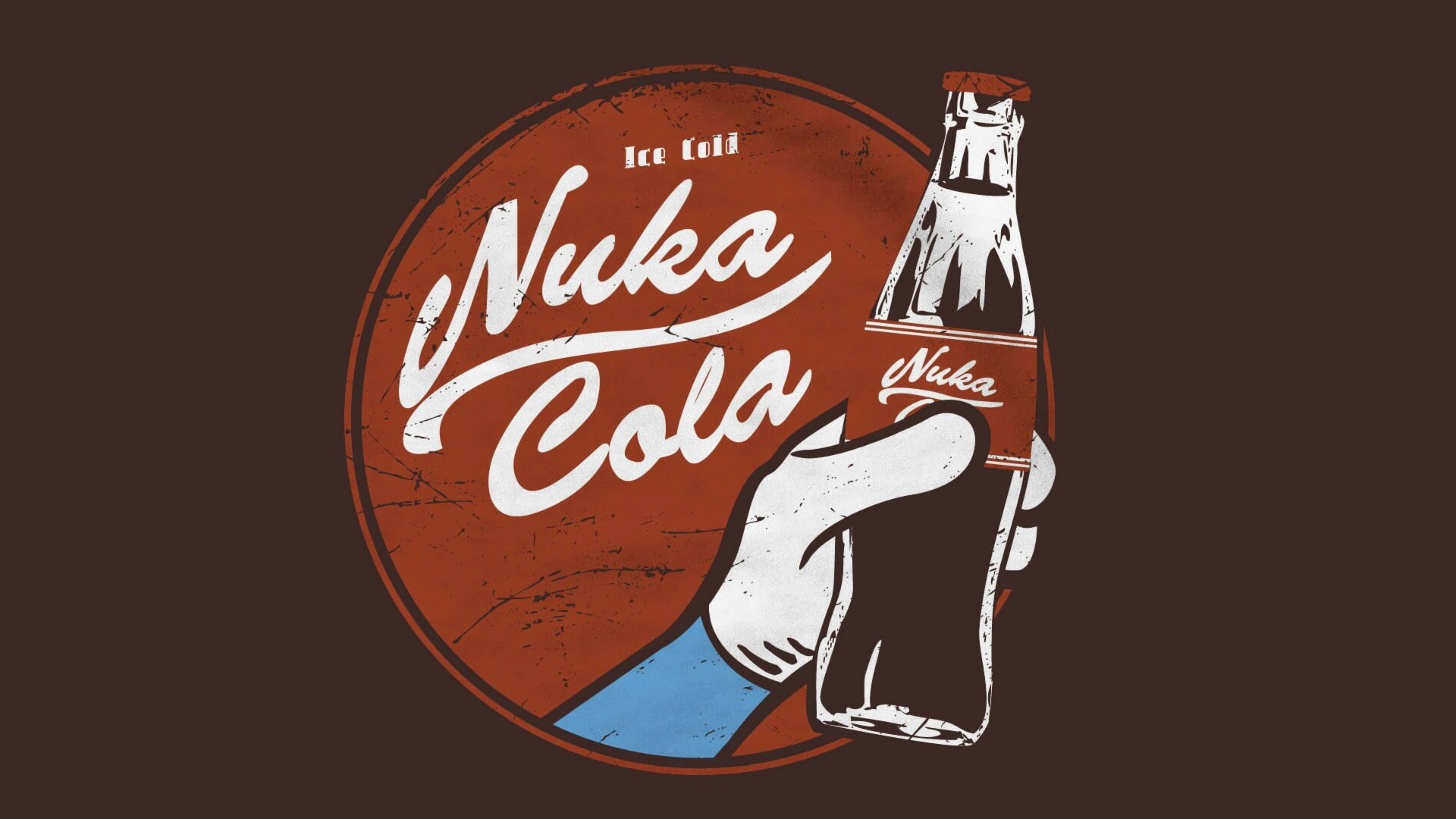 Fallout 4 桌布 壁紙 — 一隻風格化的手抓住Nuka-Cola瓶子，背景是生鏽的圓形標誌和復古磨損字體。
