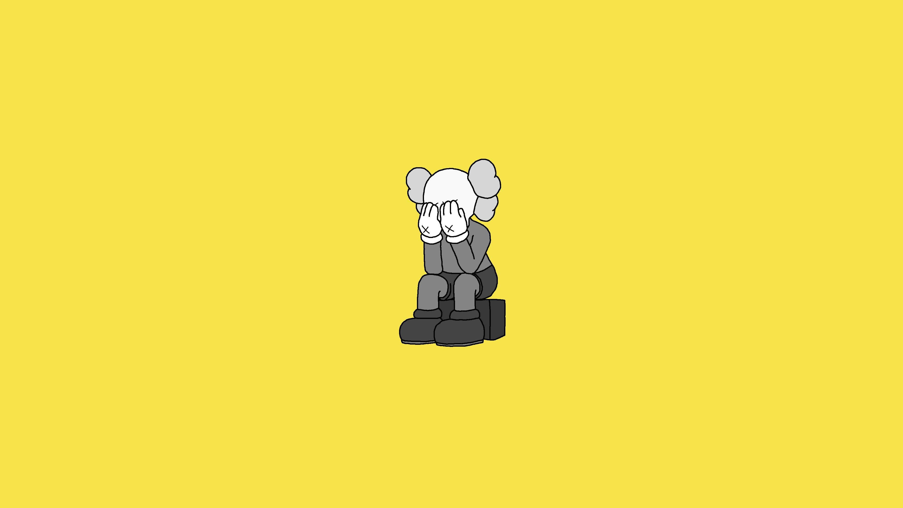 kaws pc 桌布 壁紙 — 一隻風格化的灰色卡通熊坐在方塊上，用雙手遮住臉，背景是純黃色。