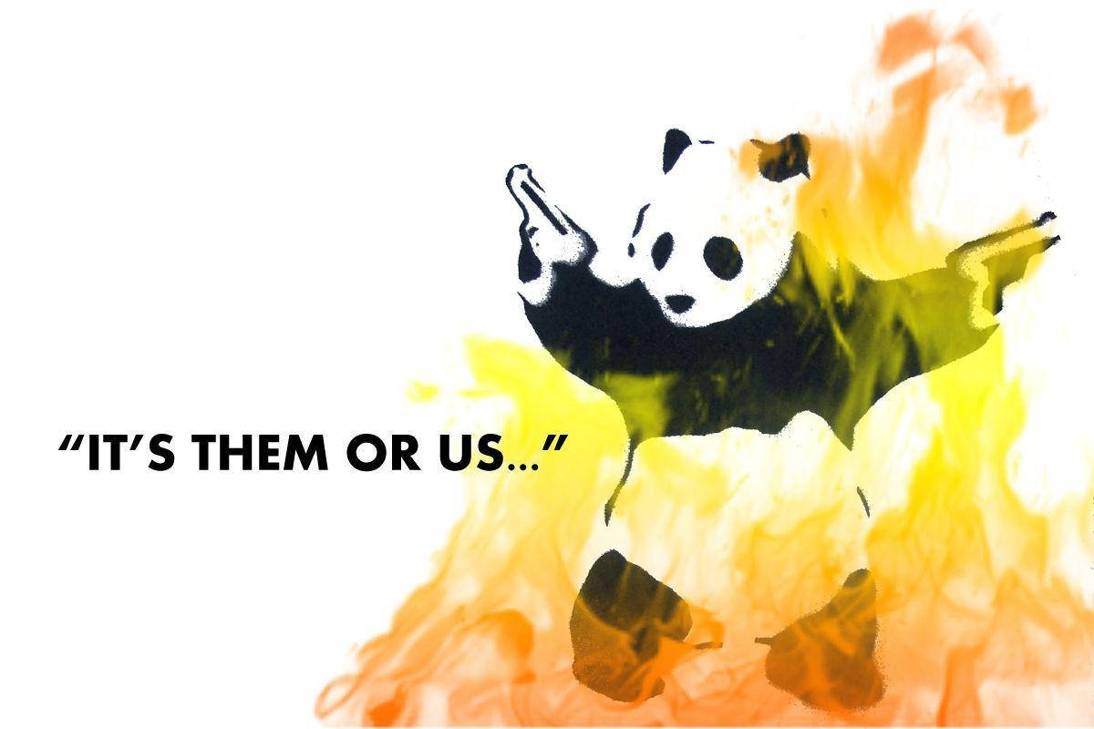 熊貓 桌布 壁紙 — 一隻風格化的熊貓在熾熱的橙色和黃色火焰中手持兩支槍，粗體文字寫著「IT'S THEM OR US...」。