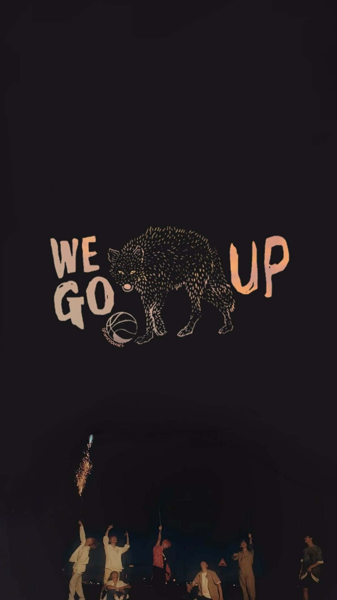 美學 桌布 壁紙 — 一隻風格化的狼手持籃球，上方有「WE GO UP」文字，下方是現場樂隊在舞台燈光下表演。
