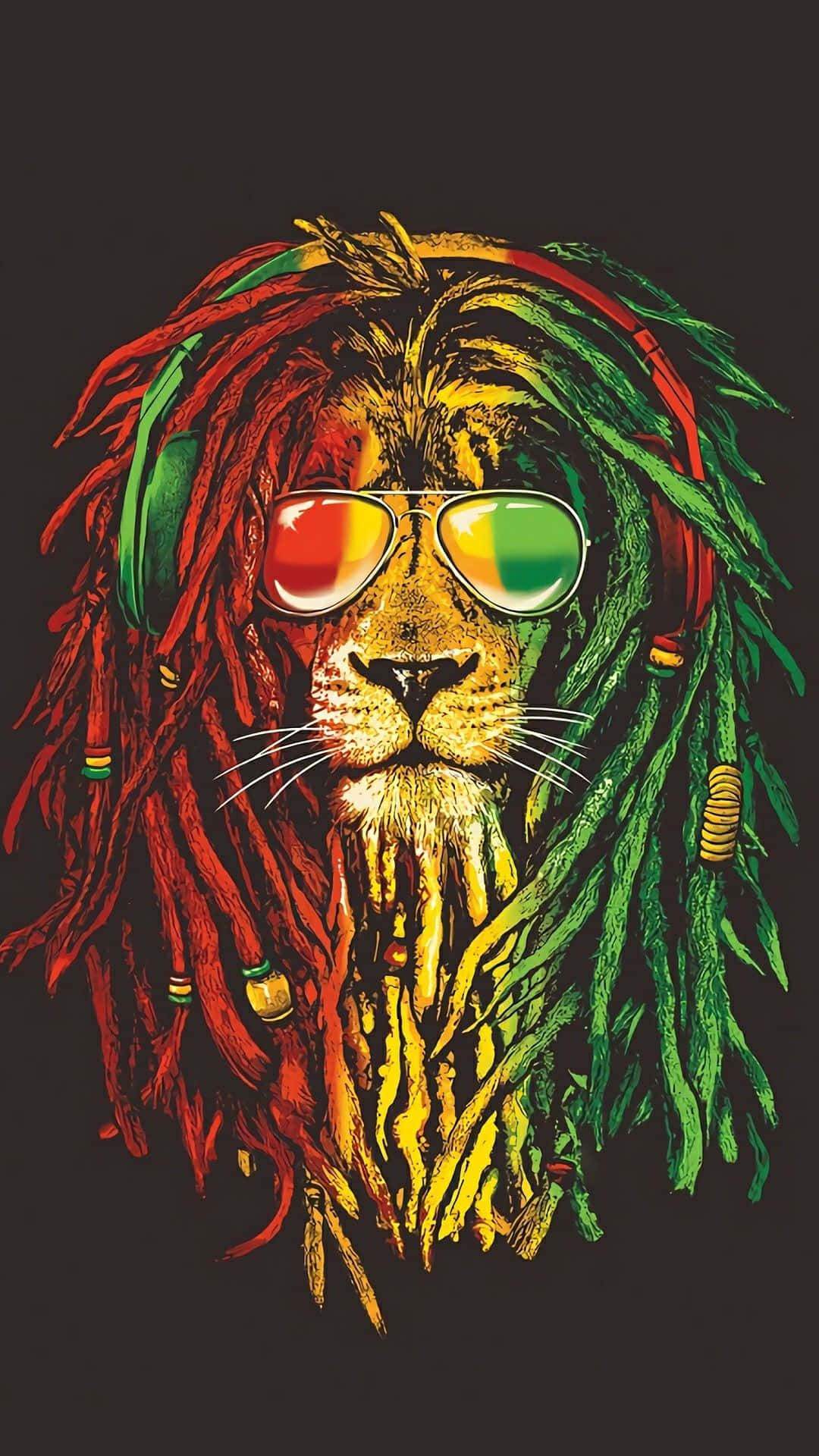 Lion Of Judah 桌布 壁紙 — 一隻風格化的獅子，帶有鮮豔的紅色、綠色和黃色辮子，戴著反光太陽眼鏡和耳機，背景為深色。