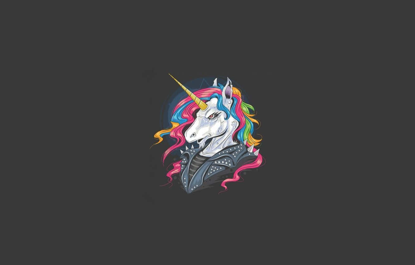 Unicorn Desktop 桌布 壁紙 — 一隻風格化的獨角獸，擁有彩虹鬃毛和金色角，穿著鉚釘皮夾克，背景為深灰色。