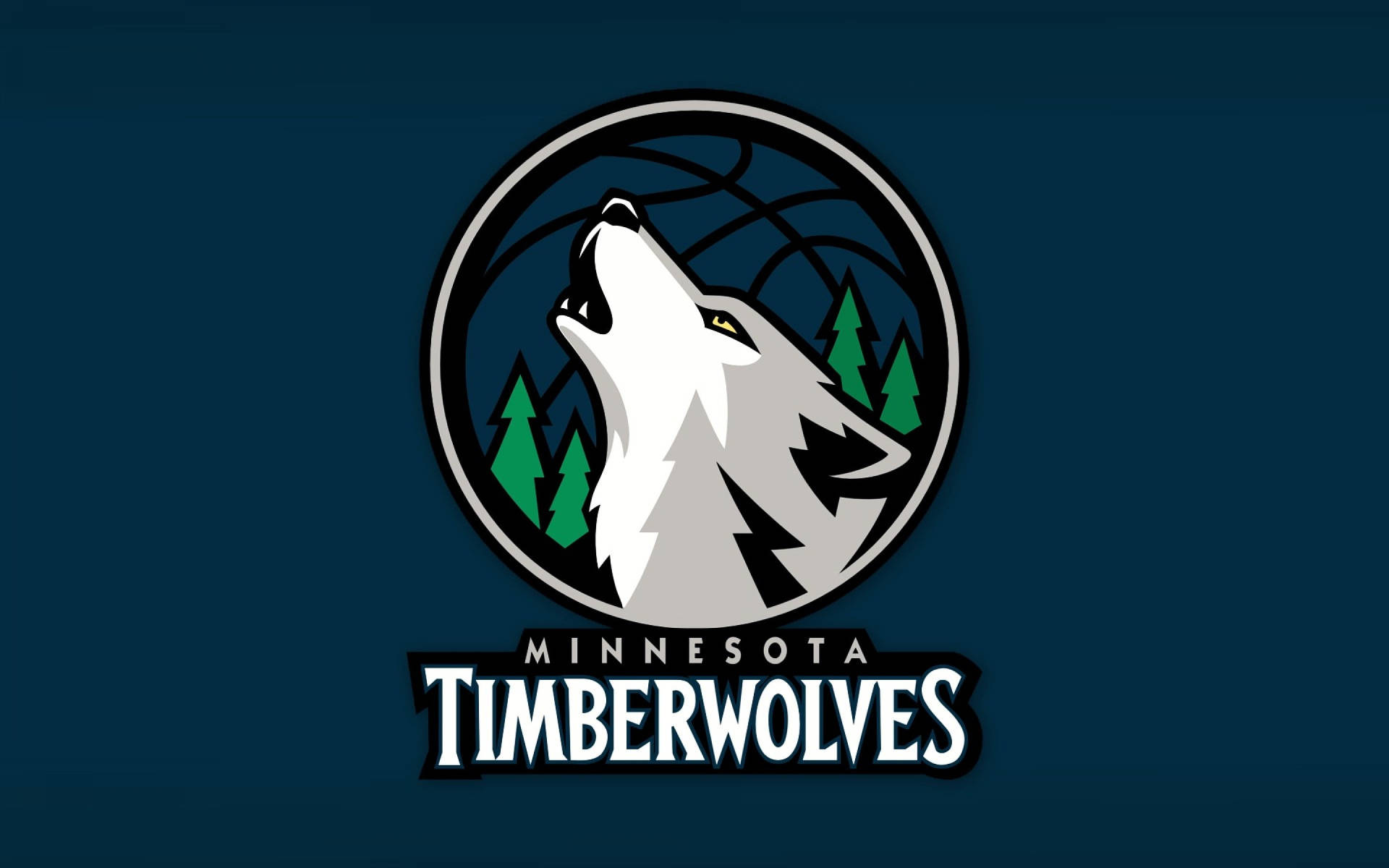 Timberwolves 桌布 壁紙 — 一隻風格化的白狼在圓形標誌內向上嚎叫，背景為深藍綠色，配有綠色松樹和籃球網線。