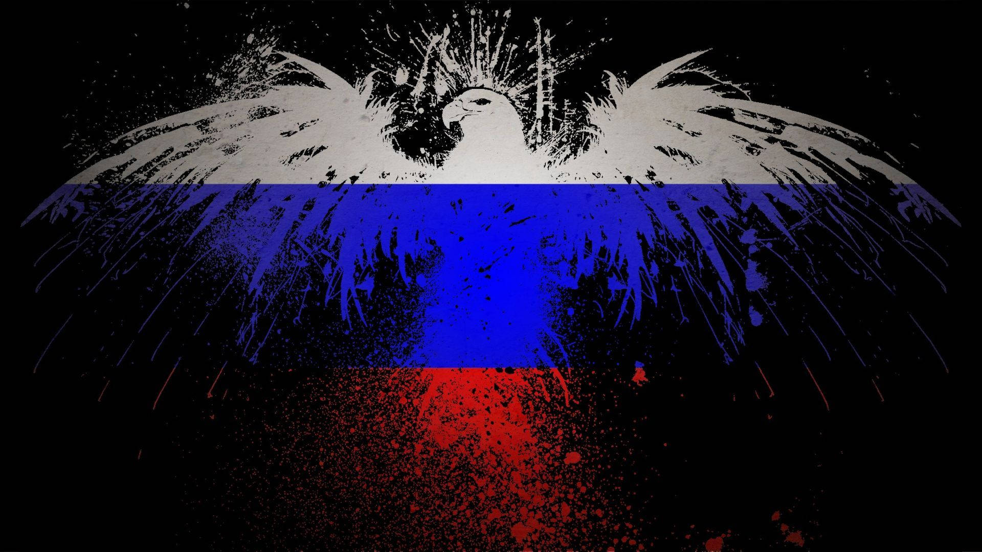 Russia 桌布 壁紙 — 一隻風格化的白色老鷹展開翅膀，覆蓋在俄羅斯國旗上，以粗獷的潑濺藝術風格呈現在黑色背景上。