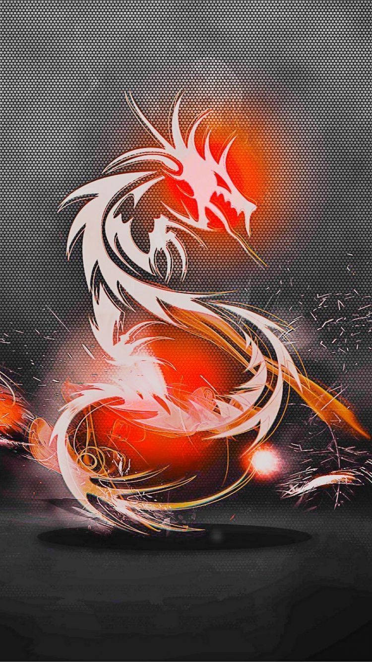 iPhone Fire 桌布 壁紙 — 一隻風格化的白色龍，帶有發光的紅色眼睛和火熱的橙色點綴，在深色紋理背景上動態纏繞。