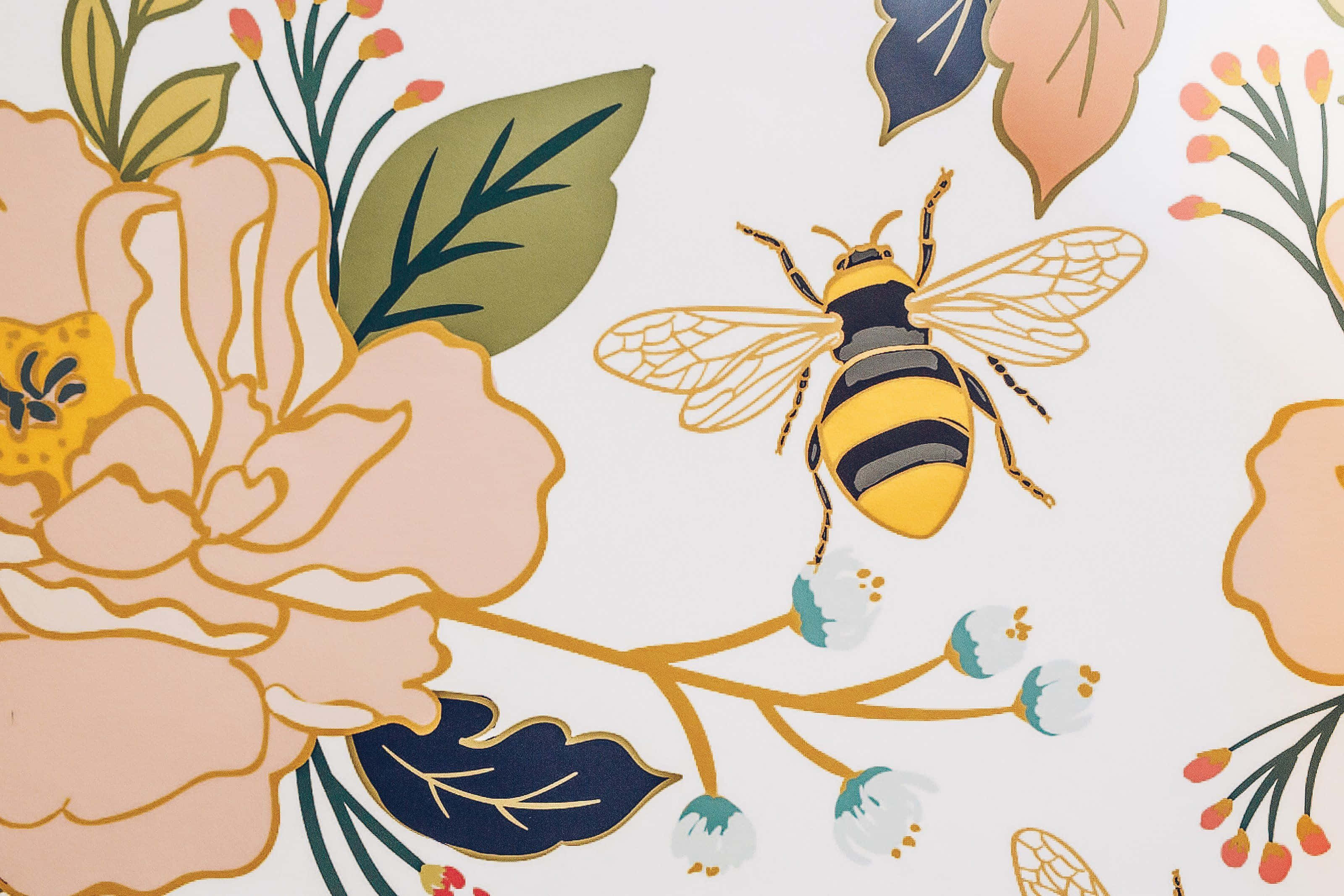 Aesthetic Bee 桌布 壁紙 — 一隻風格化的蜜蜂在白色背景上的蜜桃粉紅花朵和海軍藍葉子之間飛翔。