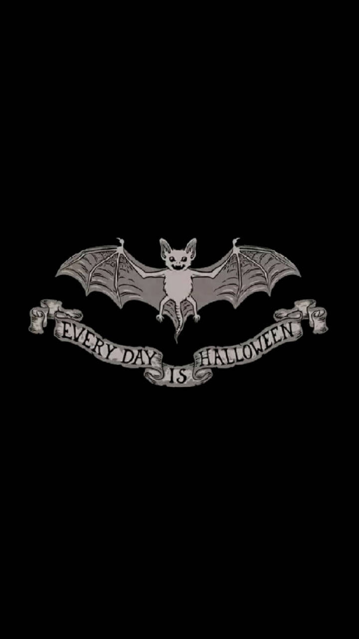 Bats 桌布 壁紙 — 一隻風格化的蝙蝠展開翅膀，在純黑色背景上舉著寫有「EVERY DAY IS HALLOWEEN」的橫幅。