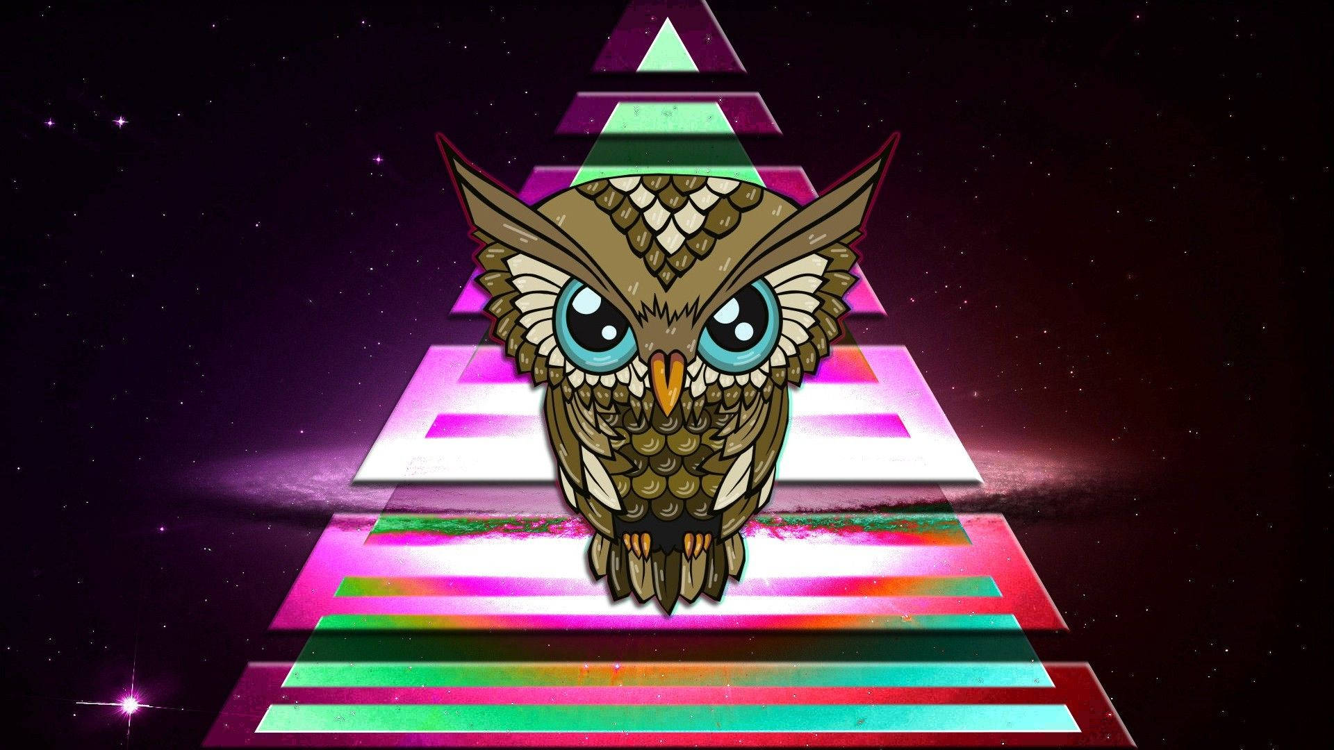 illuminati 桌布 壁紙 — 一隻風格化的貓頭鷹，有著大大的藍色眼睛，棲息在一個發光的霓虹金字塔上，背景是星空宇宙。