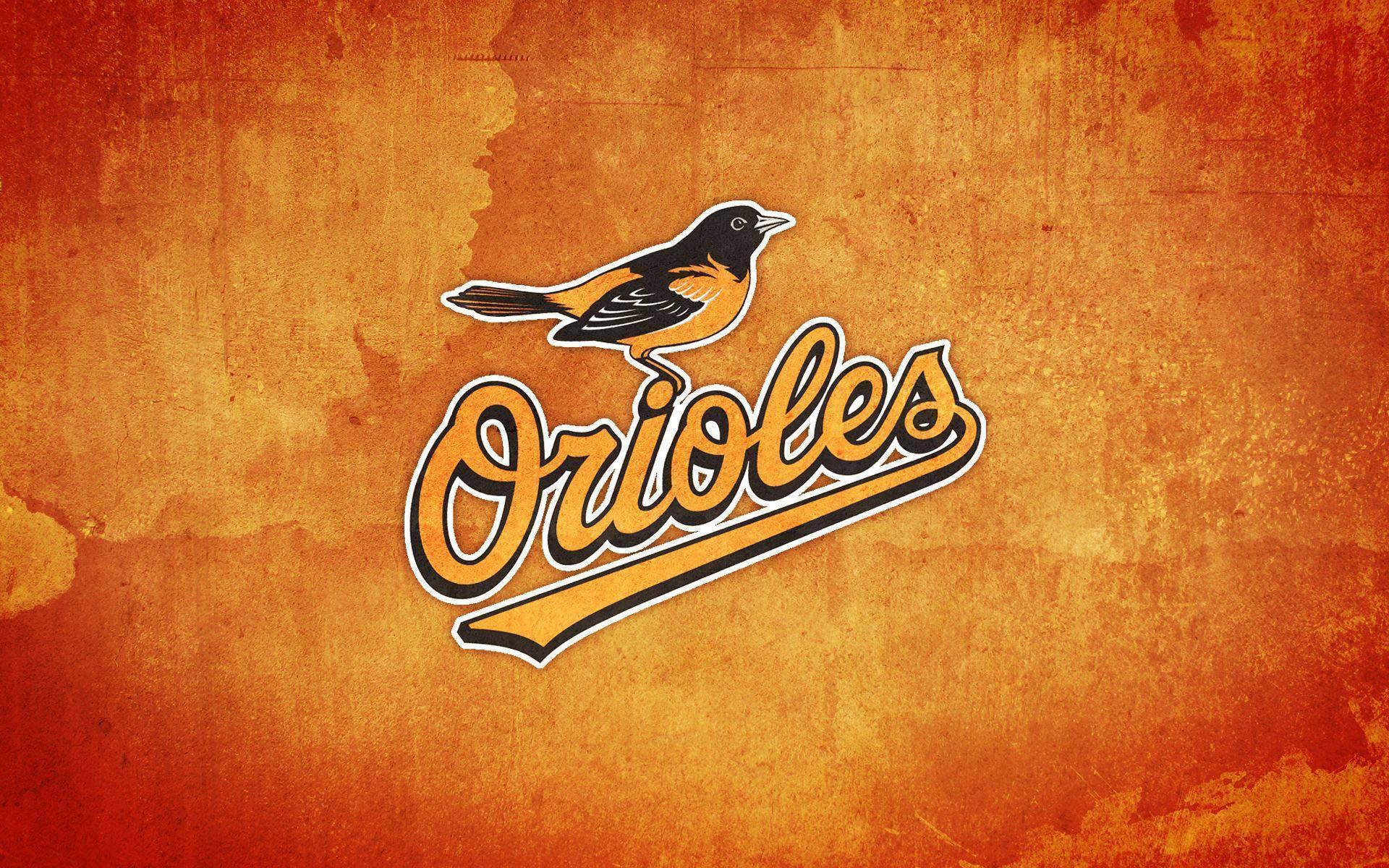 Orioles 桌布 壁紙 — 一隻風格化的金鶯鳥棲息在粗體字「Orioles」上方，背景為有紋理的橙色和紅色。