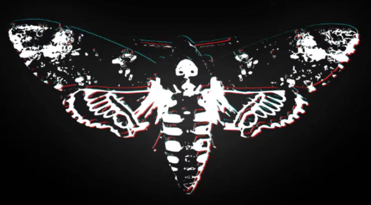 Cicada 桌布 壁紙 — 一隻風格化的飛蛾，帶有骨骼翅膀，在黑色背景上發光，帶有紅色和青色的色差效果。