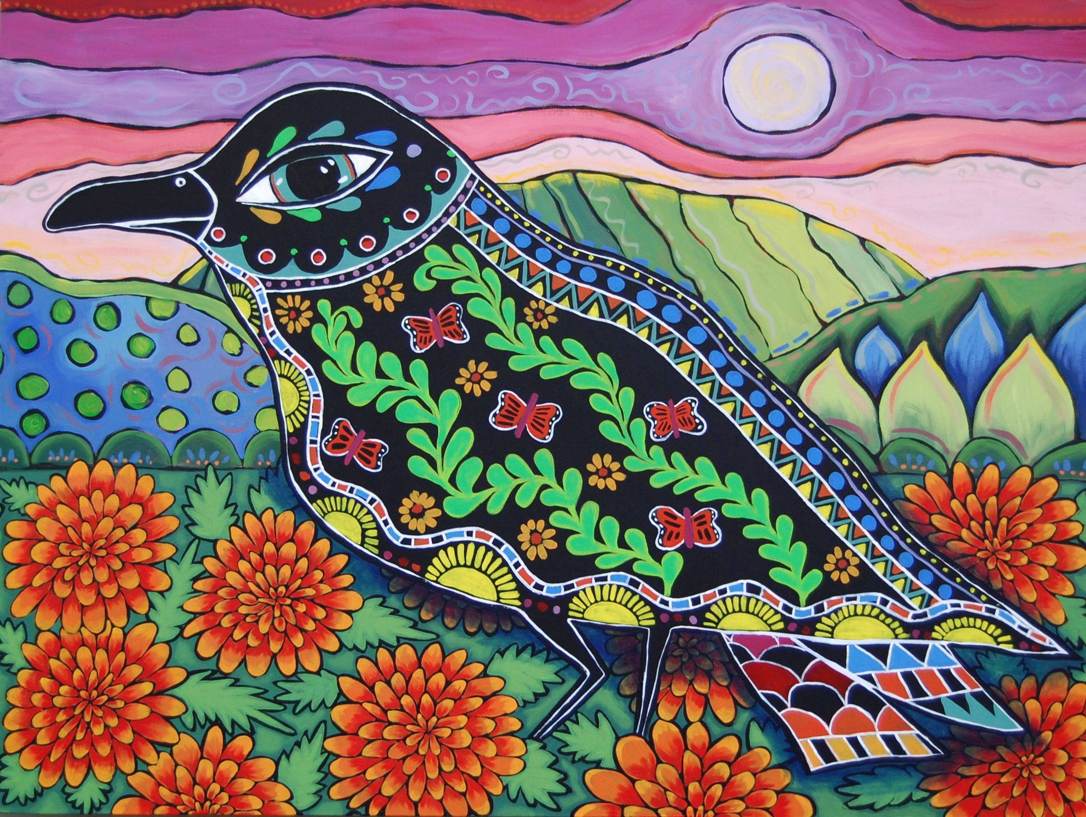 Chicano 桌布 壁紙 — 一隻風格化的黑色鳥兒帶有彩色圖案，站在橙色的花朵中，背景是旋轉的粉紅色和紫色天空。