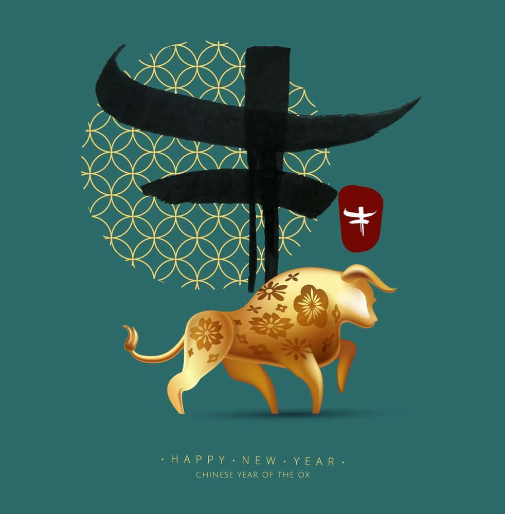 Ox 桌布 壁紙 — 一隻飾有花卉圖案的金牛站在一個大型黑色中文「牛」字下方，背景為青綠色，帶有金色幾何圓圈。