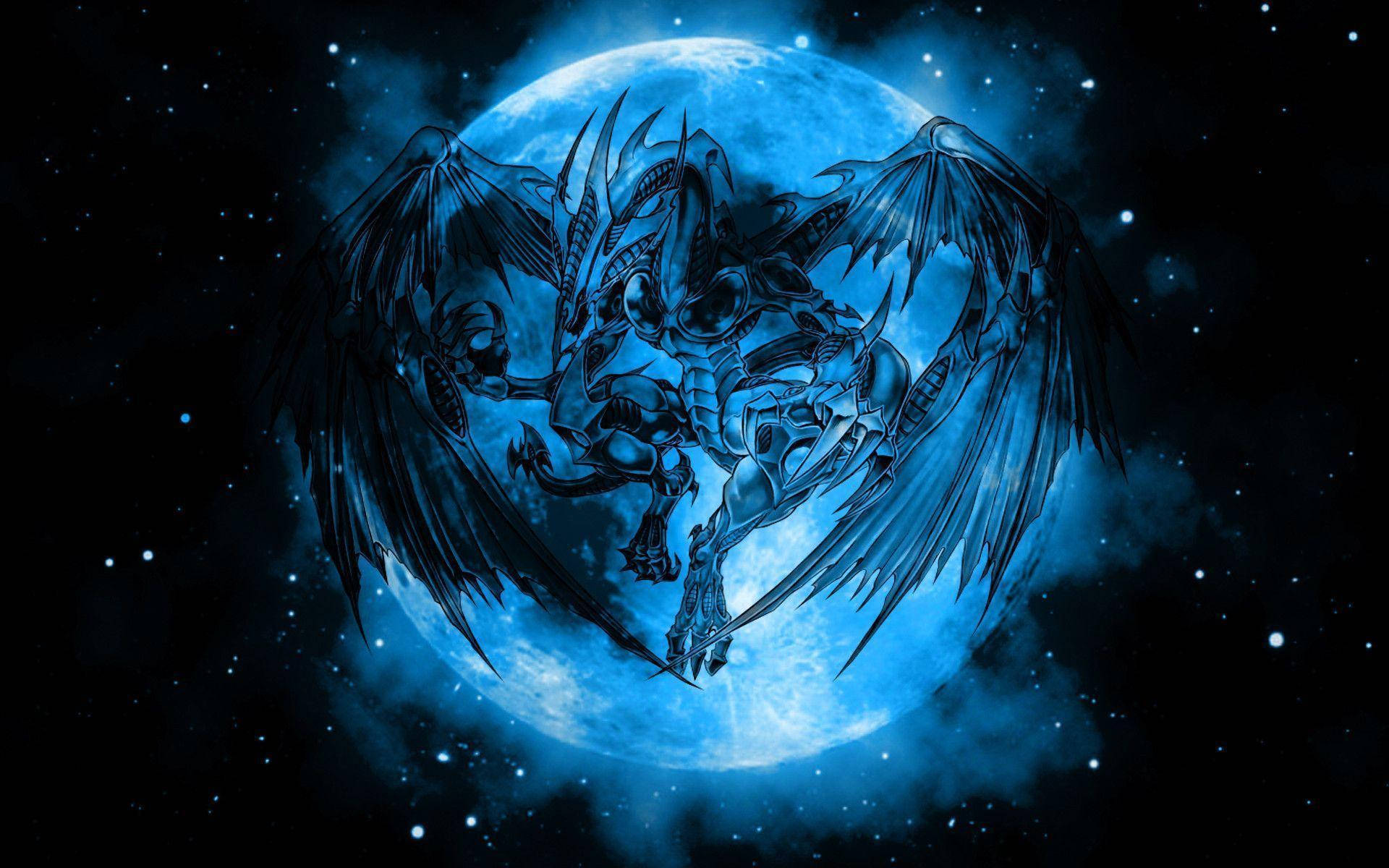HD Dragon 桌布 壁紙 — 一隻骨架龍展開翅膀，在星光燦爛的夜空中，對著發光的藍色月亮翱翔。