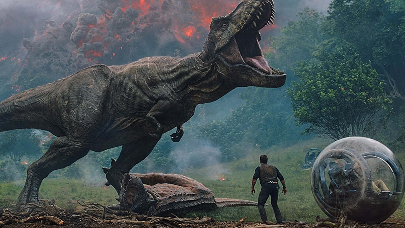 Jurassic World 桌布 壁紙 — 一隻高聳的暴龍威嚇地咆哮，一個人類在煙霧瀰漫的史前叢林中，挑釁地站在玻璃穹頂附近。