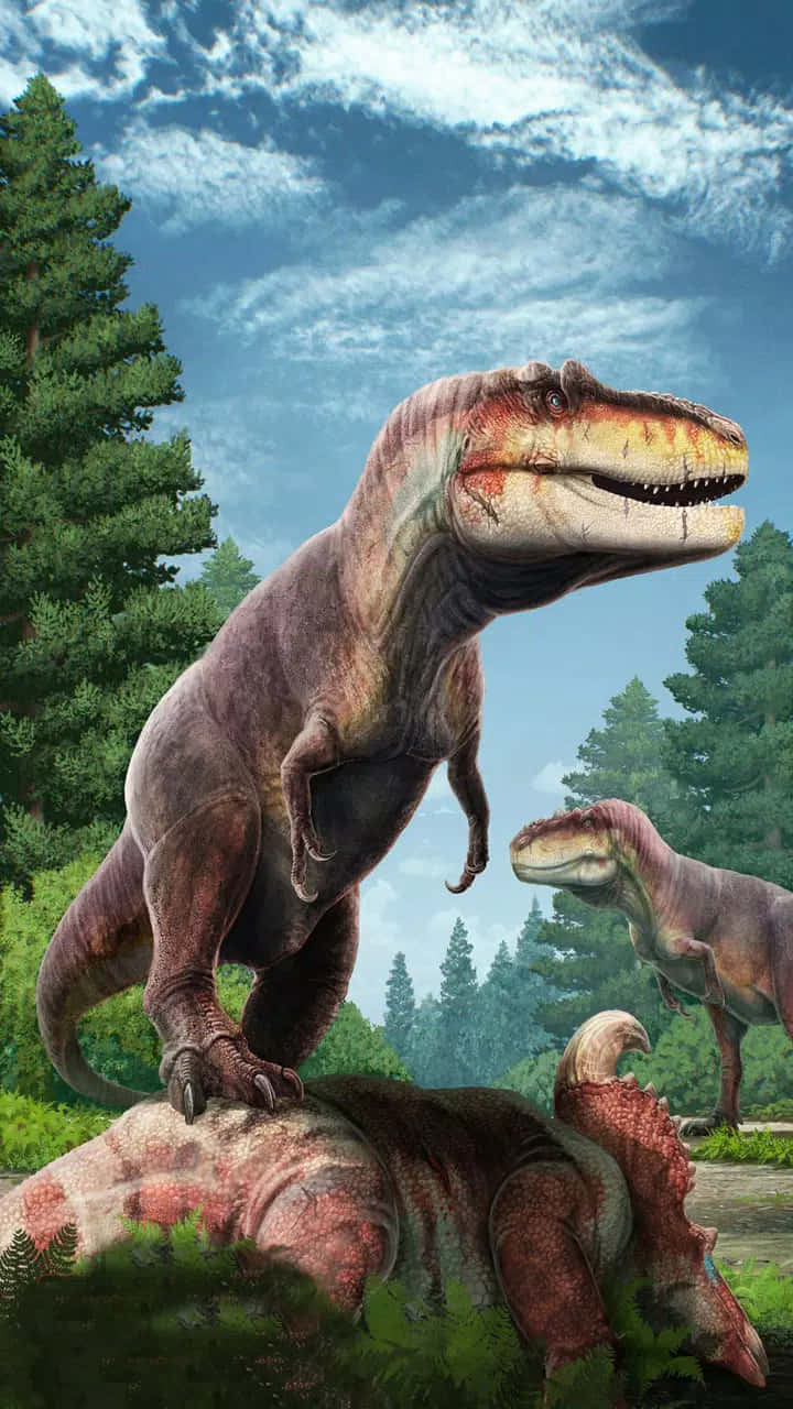 Realistic Dinosaur 桌布 壁紙 — 一隻高聳的暴龍站在倒下的恐龍身上，身處茂密的森林，上方是晴朗的藍天和蓬鬆的白雲。