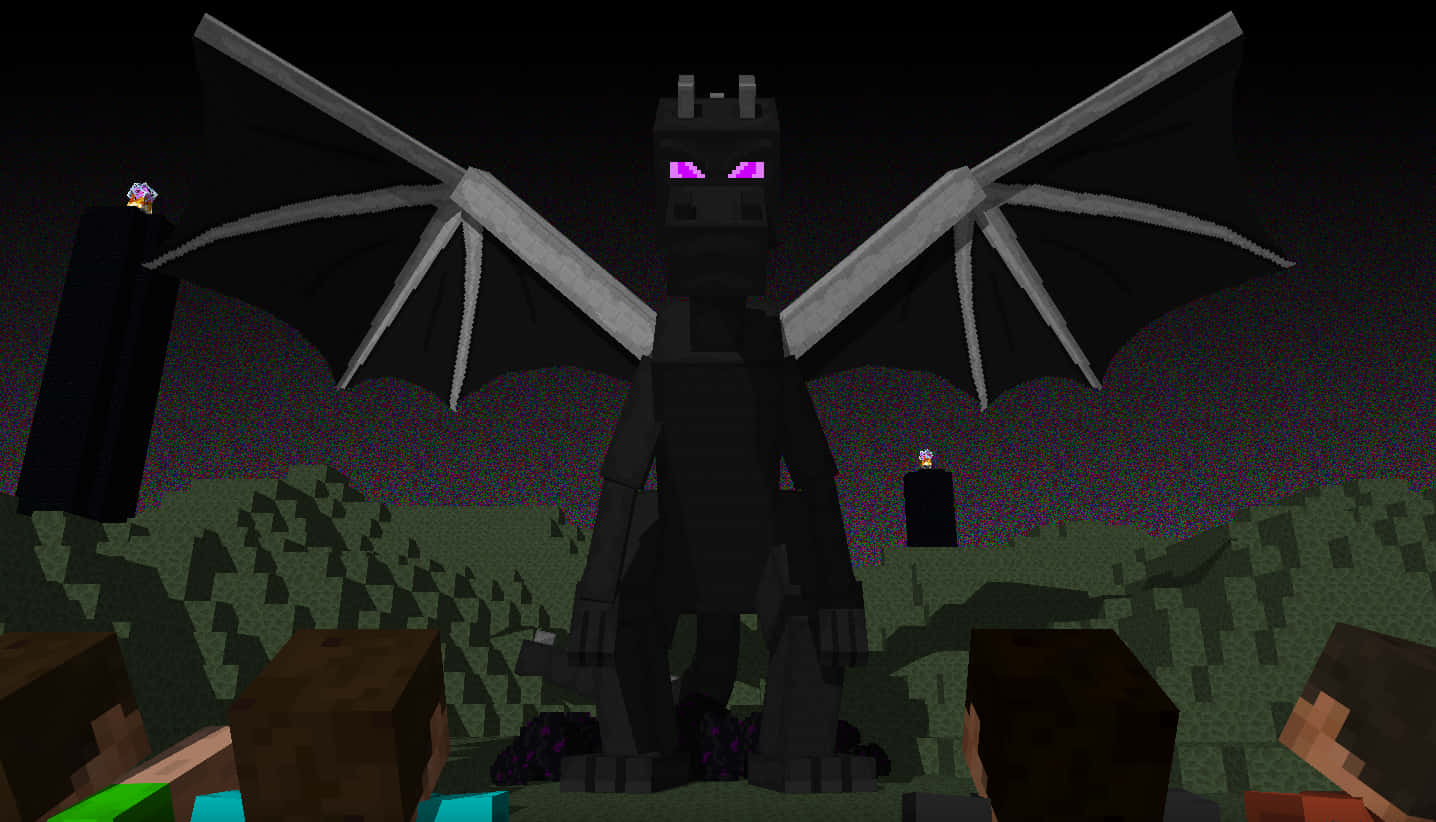 Minecraft Aesthetic 桌布 壁紙 — 一隻高聳的黑色巨龍，擁有發光的紫色眼睛和展開的翅膀，在黑暗的Minecraft夜晚場景中籠罩著像素化的玩家。