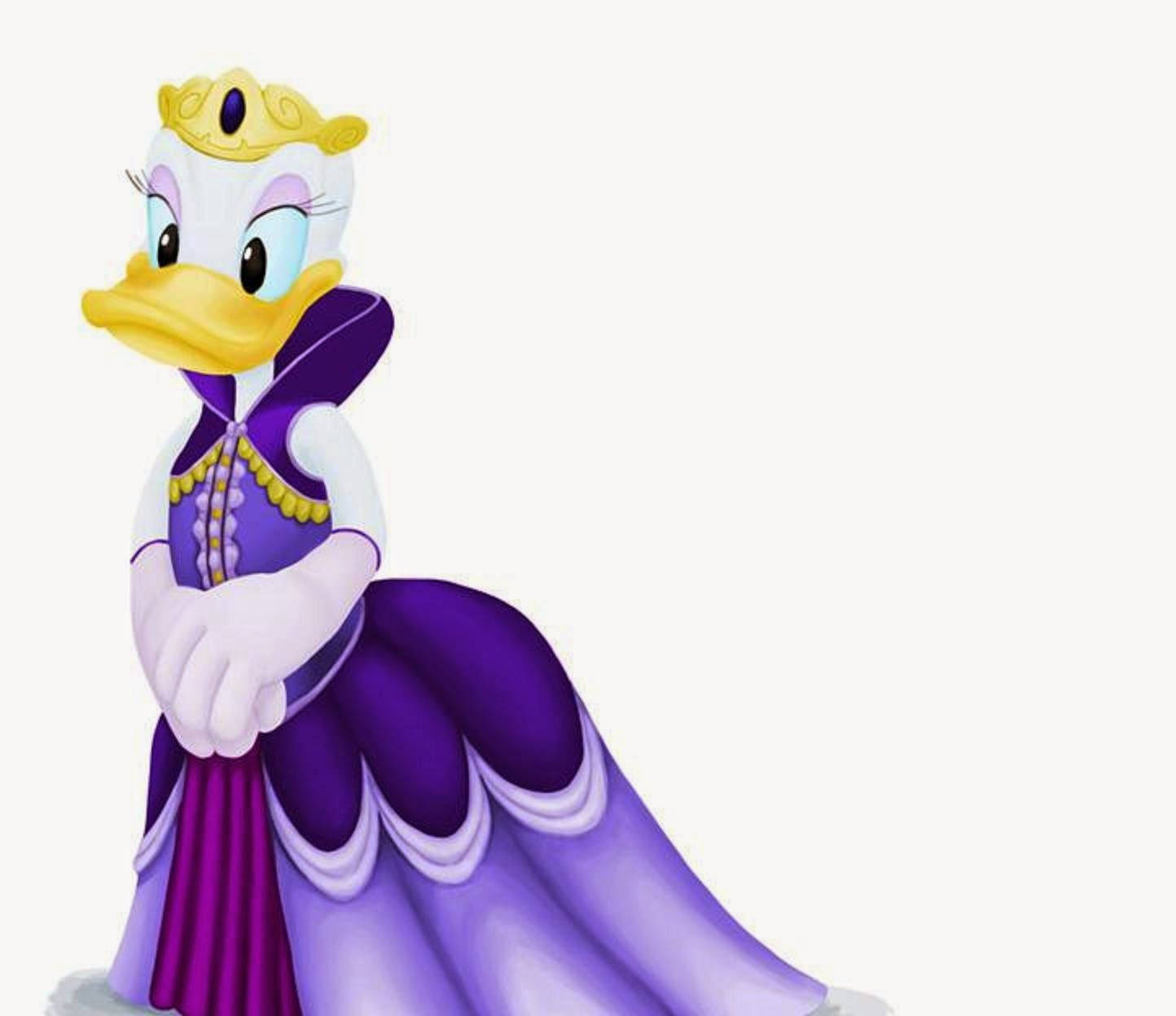 Daisy Duck 桌布 壁紙 — 一隻高貴的鴨子皇后，身穿紫色長袍，頭戴金冠，在純白背景前優雅站立。