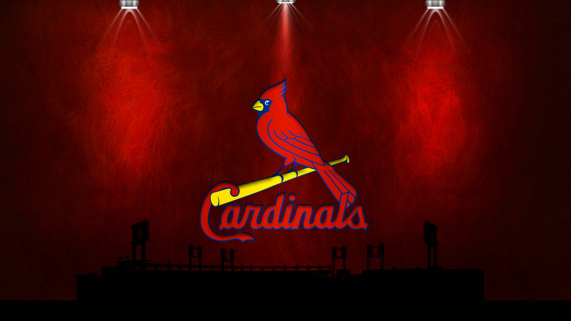 Cardinals 桌布 壁紙 — 一隻鮮紅色的紅雀標誌棲息在黃色蝙蝠上，在三個聚光燈下，在紋理紅色的背景上發光。
