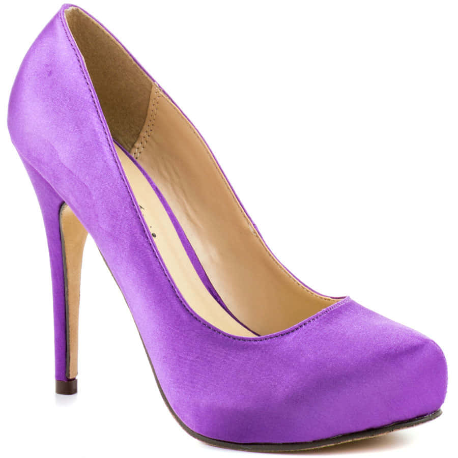 Purple Shoes 桌布 壁紙 — 一隻鮮紫色麂皮細跟高跟鞋，搭配纖細的細跟和米色鞋墊，置於白色背景前。