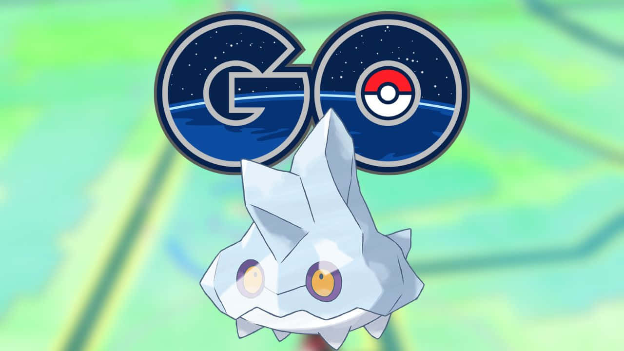 寶可夢 桌布 壁紙 — 一隻黃眼睛的水晶寶可夢漂浮在Pokémon GO標誌下方，背景是模糊的綠色地圖。