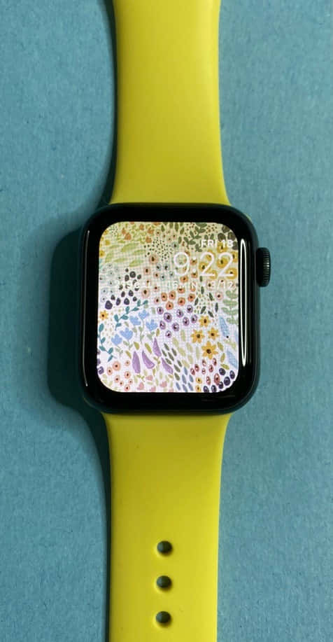黃色智慧手錶，花卉螢幕，青綠色表面 — Apple Watch 動態 壁紙