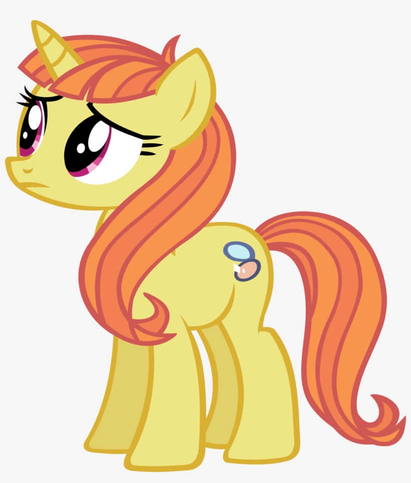 Mlp Phone 桌布 壁紙 — 一隻黃色卡通獨角獸，有橙色鬃毛和角，側面站立，在純色背景前看起來有點悲傷。