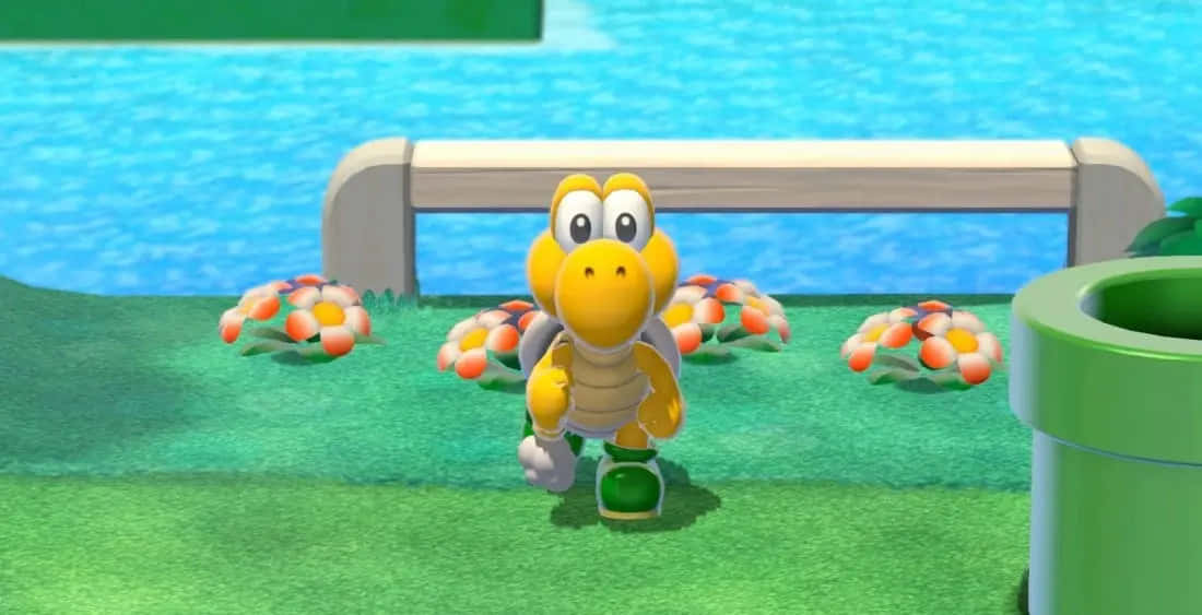 Koopa Troopa 桌布 壁紙 — 一隻黃色的Koopa Troopa在綠色草地上行走，附近有藍色水障礙物和色彩繽紛的花朵，在明亮的遊戲場景中。