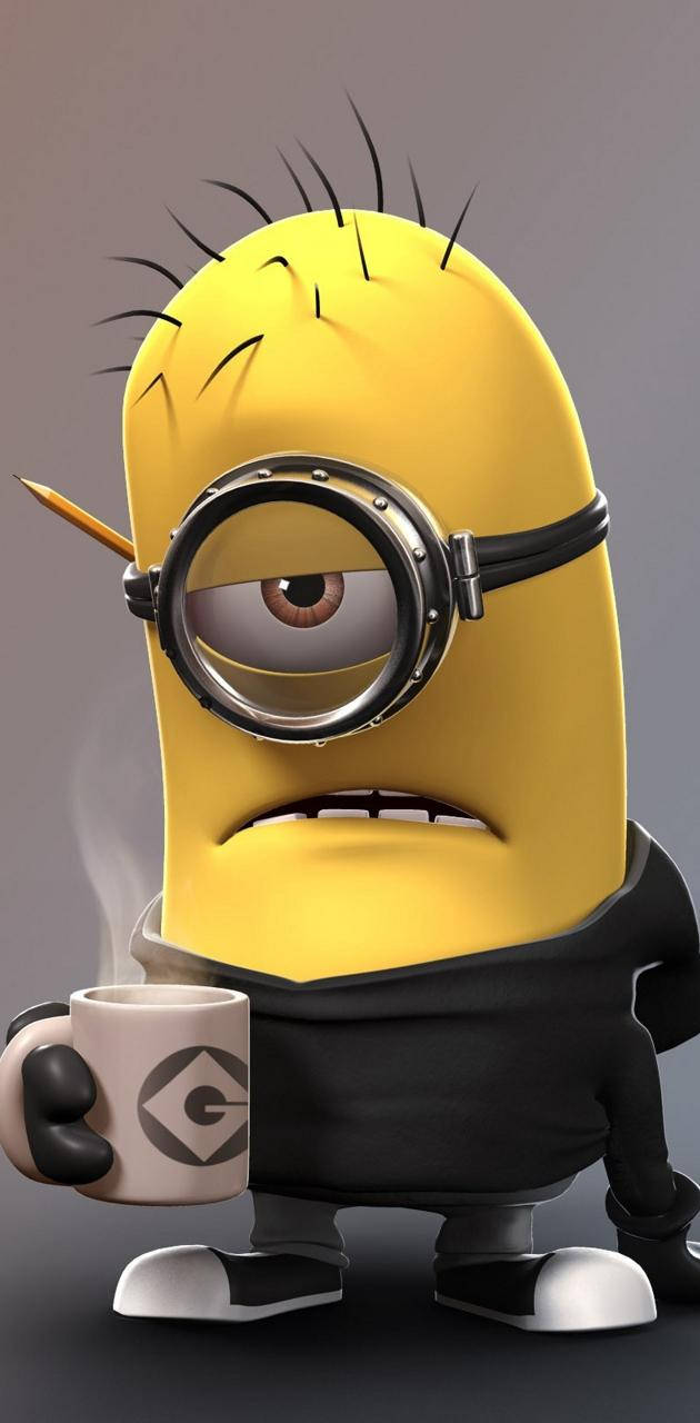 Minion Phone 桌布 壁紙 — 一隻黃色的單眼Minion，耳後插著一支鉛筆，在純灰色背景前拿著一個冒煙的咖啡杯。