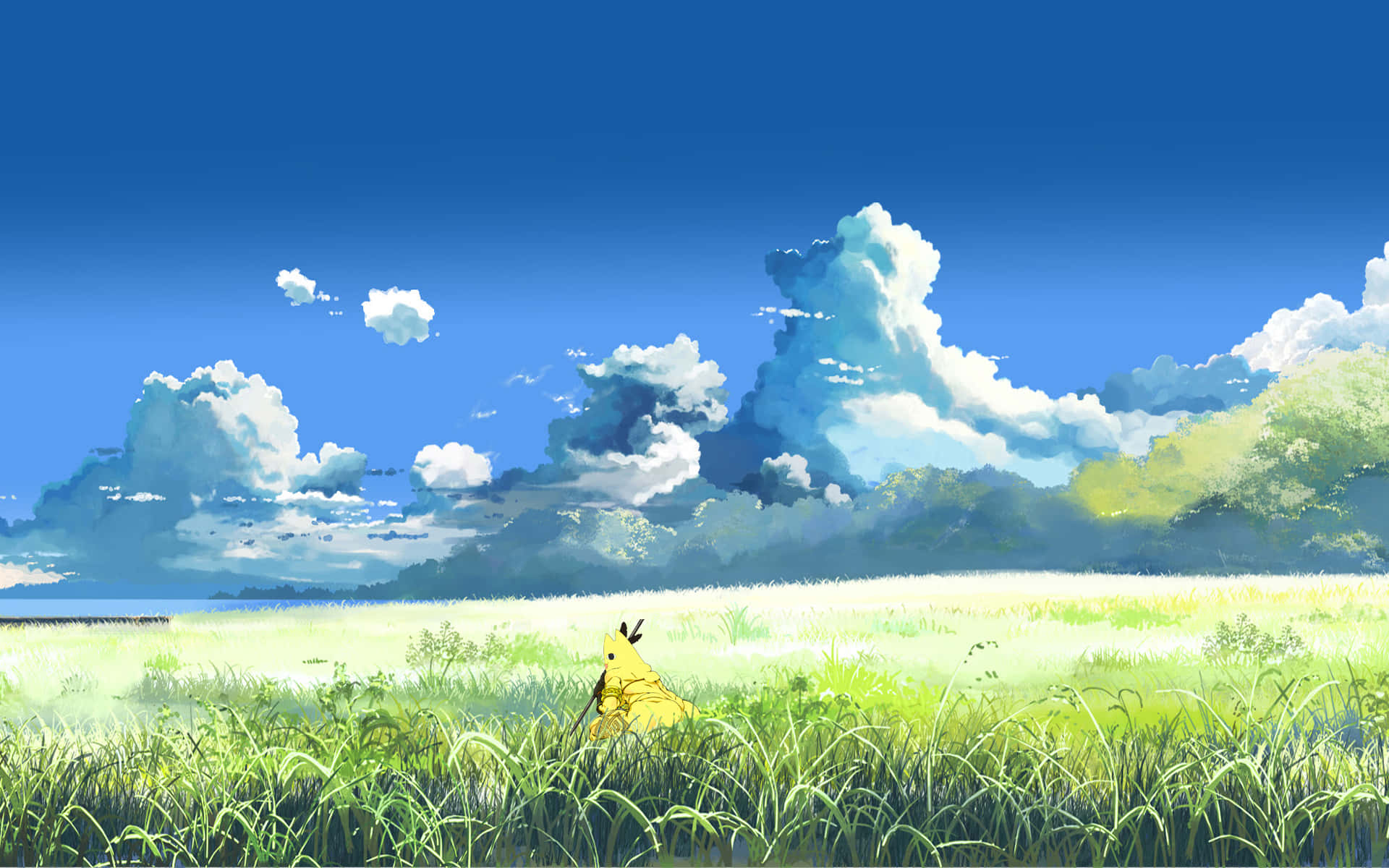 Summer Landscape 桌布 壁紙 — 一隻黃色的皮卡丘坐在高高的綠色草叢中，頭頂是廣闊的藍天和蓬鬆的白雲。
