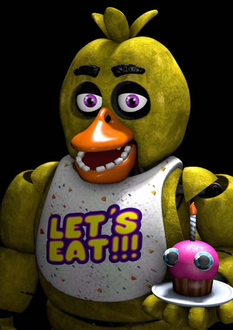 Chica The Chicken 桌布 壁紙 — 一隻黃色的電子雞，有紫色眼睛和橙色喙，拿著一個有蠟燭的粉紅色紙杯蛋糕，戴著一條寫著「一起吃吧!!!」的圍兜。
